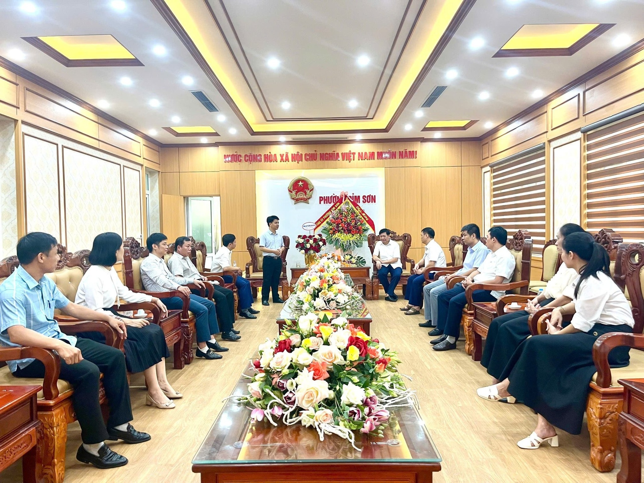 Bí thư Đảng uỷ, Chủ tịch HĐND phường Nguyễn Văn Khiên chúc mừng UBND phường nhân dịp kỷ niệm 80 năm Quốc khánh 2/9