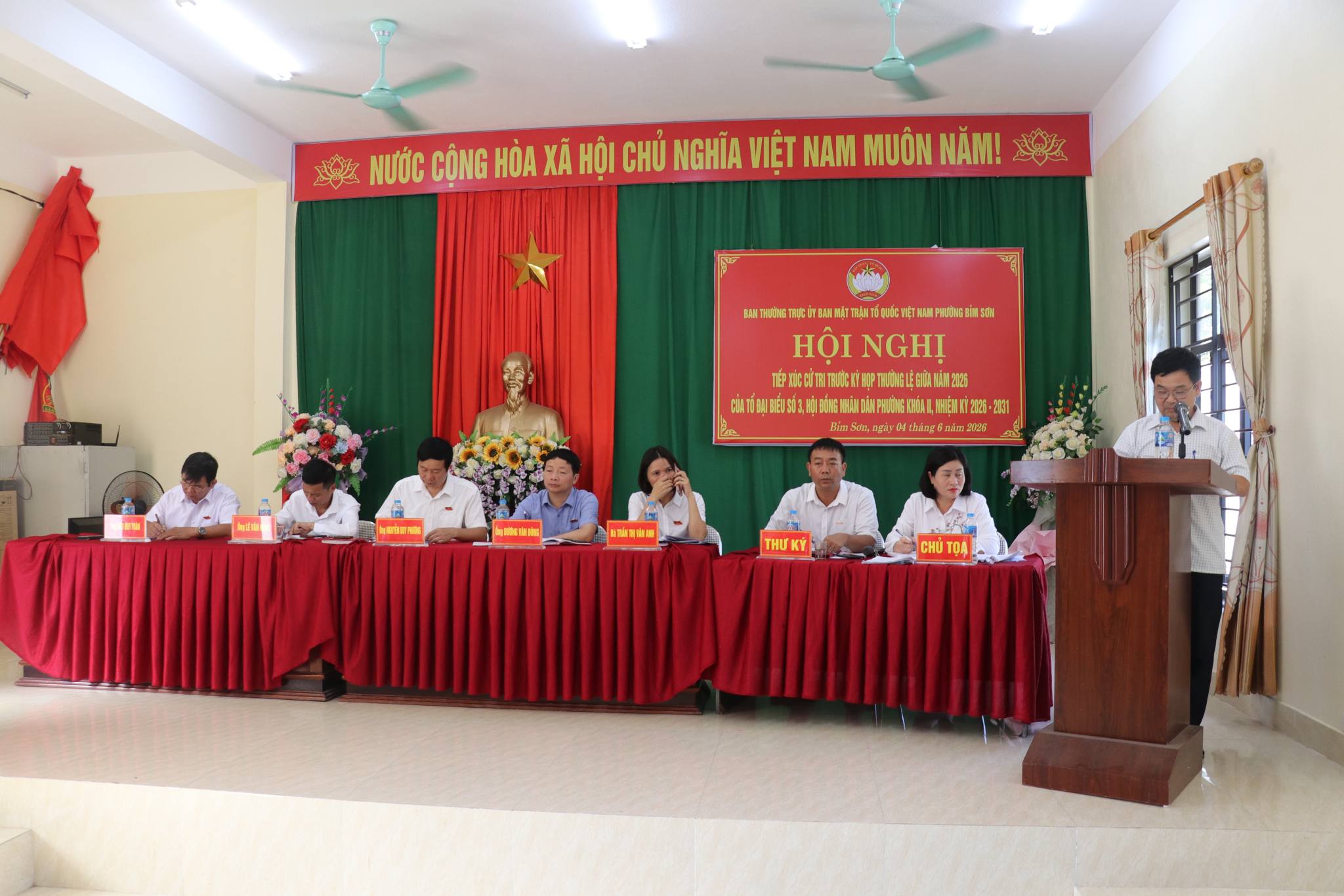 Phó Bí thư thường trực Đảng ủy Dương Văn Đông và tổ đại biểu HĐND số 3 phường Bỉm Sơn tiếp xúc cử tri.