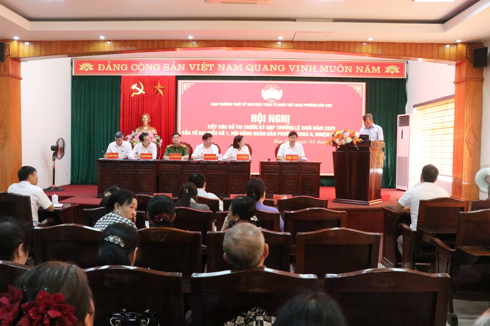 Đồng chí Nguyễn Thanh Tùng - Chủ tịch UBND phường và tổ đại biểu HĐND số 1 tiếp xúc cử tri