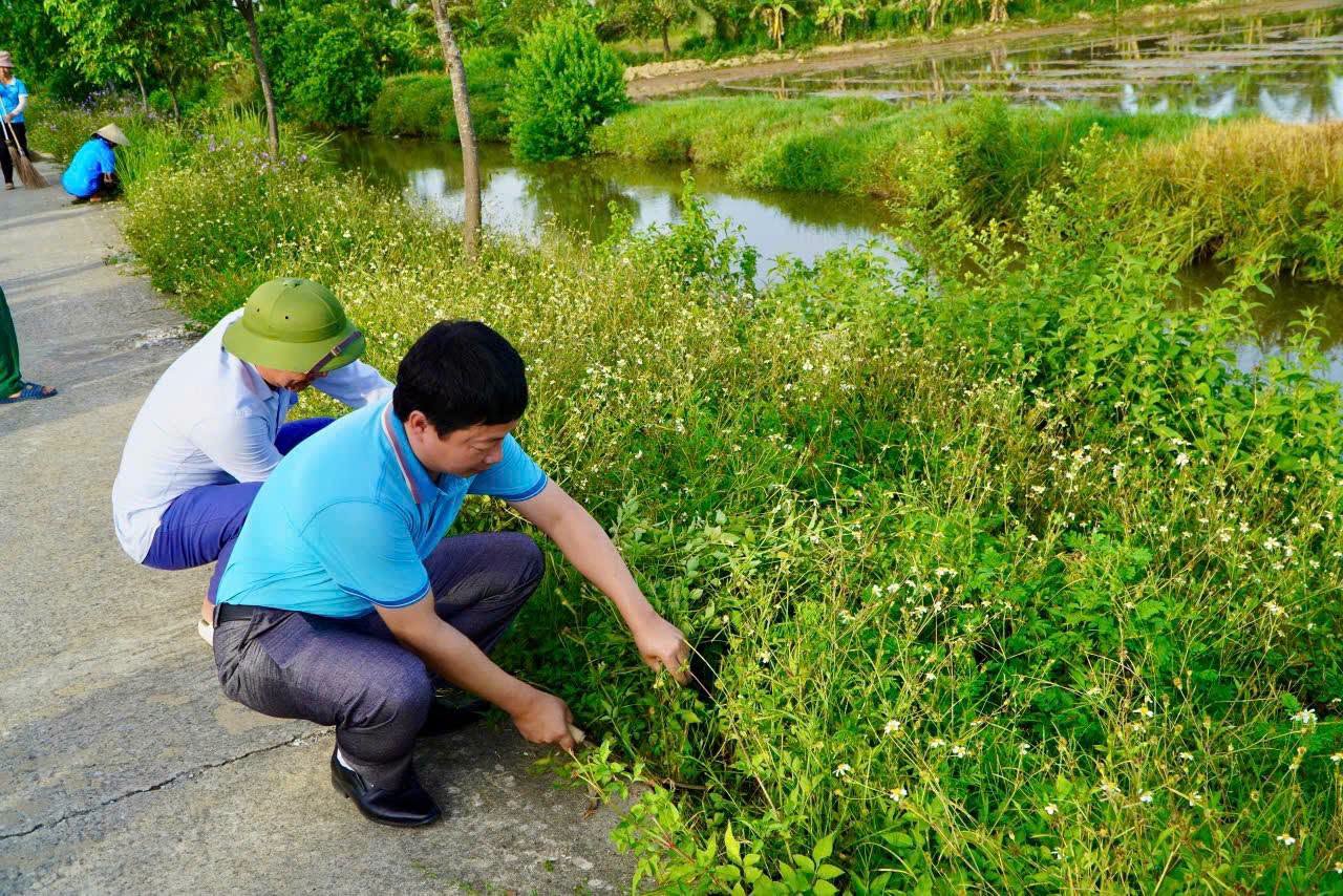 Ủy ban Mặt trận Tổ Quốc phường Bỉm Sơn ra quân tổng dọn Vệ sinh môi trường