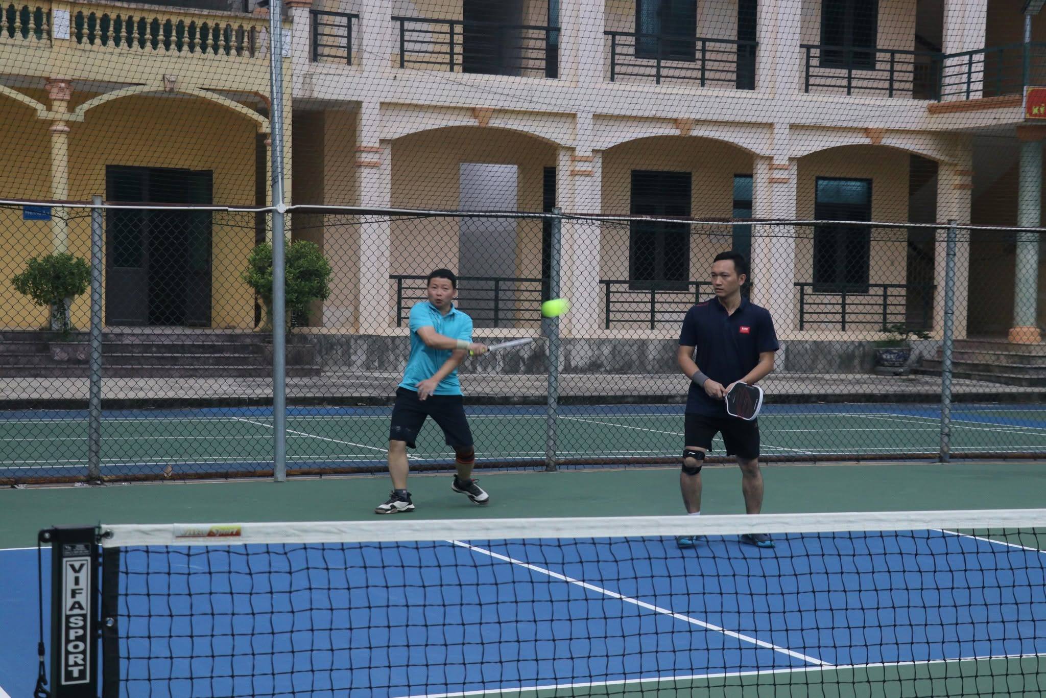 Phó Bí thư Thường trực Đảng ủy phường Bỉm Sơn Dương Văn Đông tham gia giao lưu Pickleball cùng cán bộ, chiến sĩ Công an