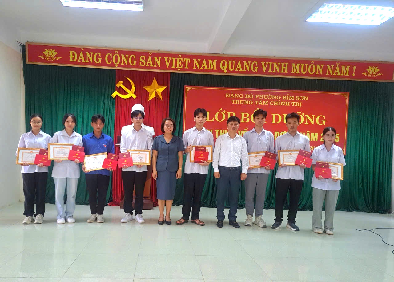 Bế giảng lớp bồi dưỡng nhận thức về Đảng đợt 1 năm 2025.
