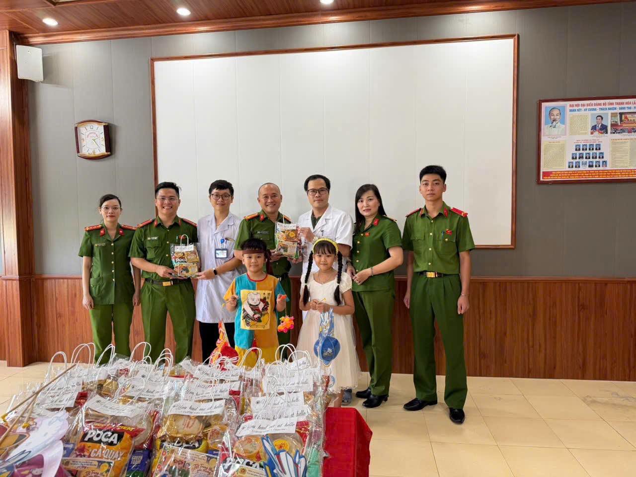 Trao yêu thương, mang Trung thu đến với các em nhỏ đang điều trị tại Bệnh viện đa khoa Bỉm Sơn