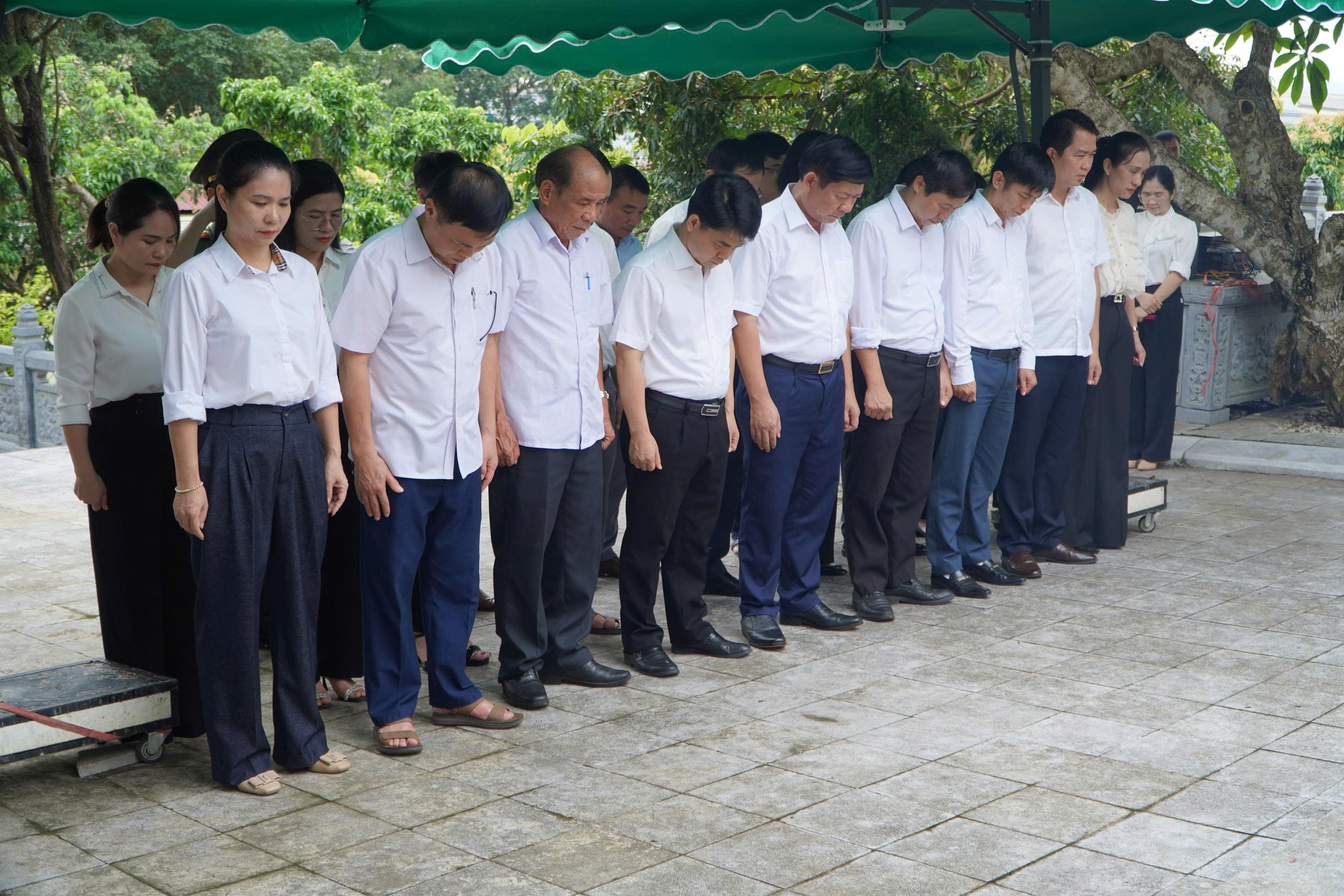 Dâng hương viếng nghĩa trang, tượng đài Liệt sỹ