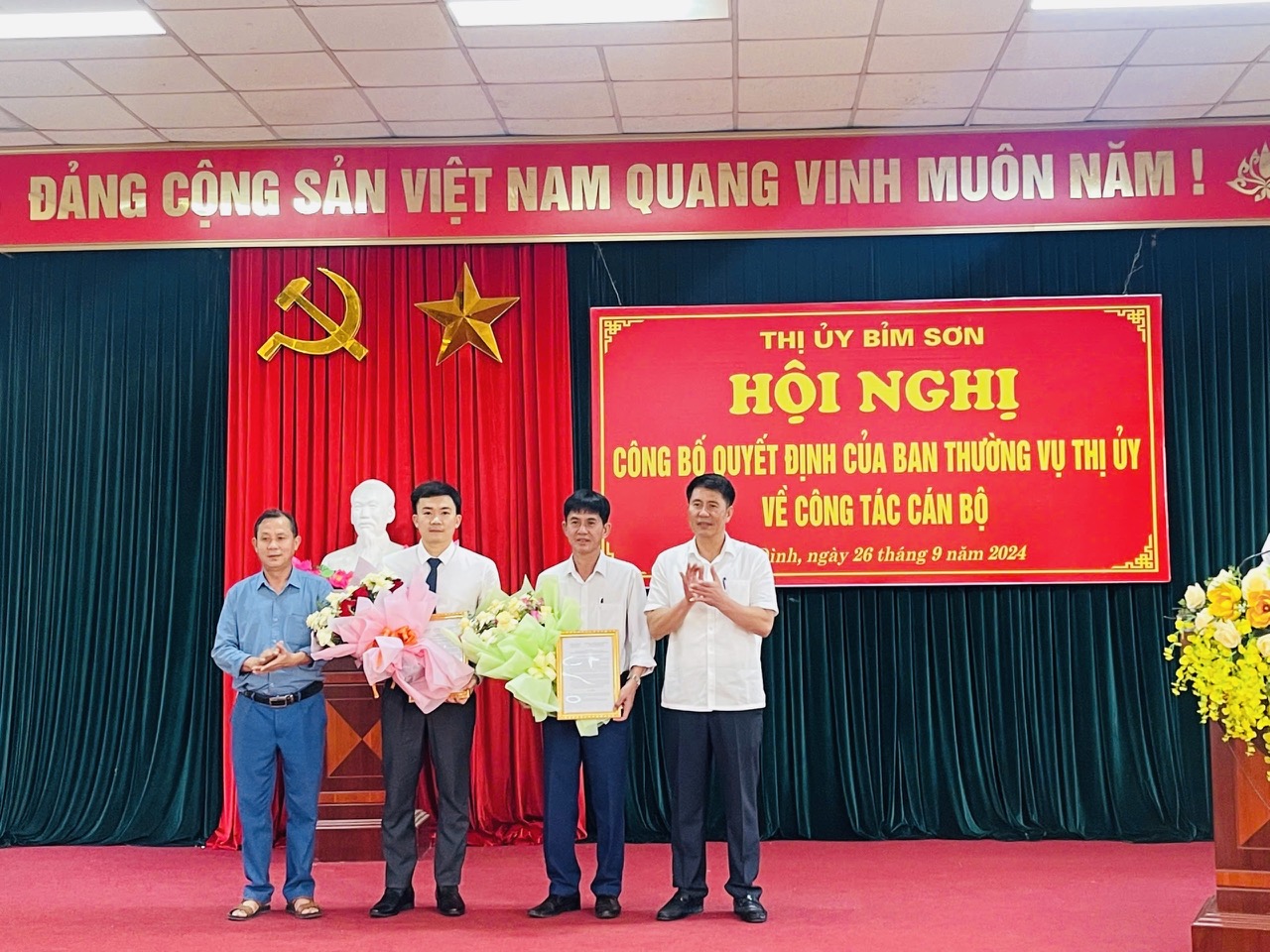 Thị ủy Bỉm Sơn công bố các Quyết định về công tác cán bộ