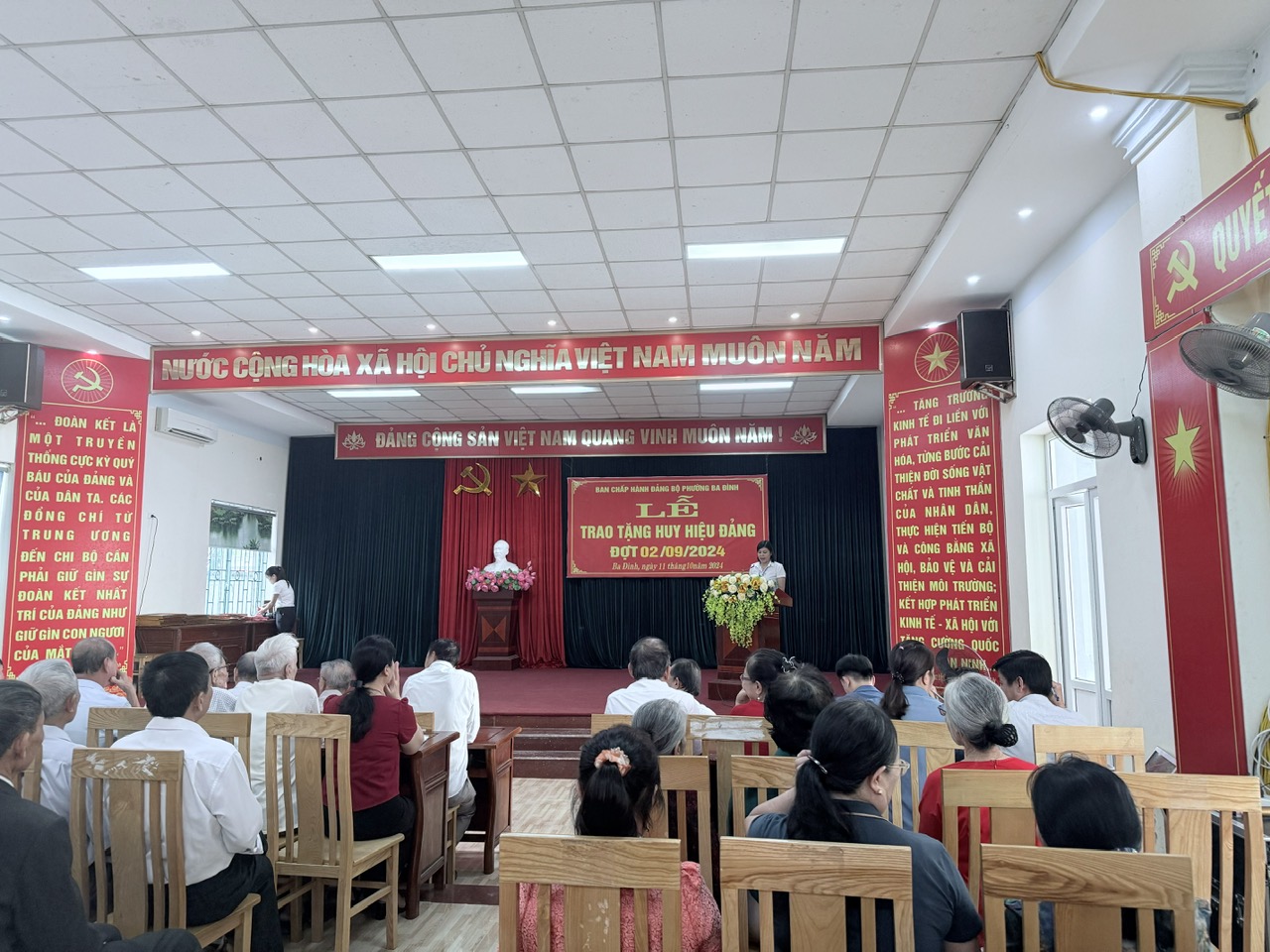 Đảng ủy phường Ba Đình tổ chức Lễ trao tặng huy hiệu Đảng đợt 02/9/2024 và đánh giá tình tình hình thực hiện nhiệm vụ 9 tháng đầu năm, triển khai nhiệm vụ trọng tâm 3 tháng cuối năm 2024