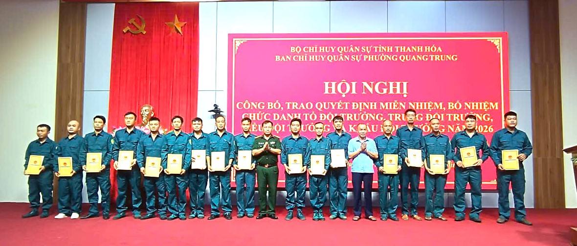 Ban Chỉ huy Quân sự phường Quang Trung tổ chức Hội nghị công bố, trao quyết định miễn nhiệm, bổ nhiệm các chức danh Tổ đội trưởng, Trung đội trưởng, Tiểu đội trưởng và Khẩu đội trưởng.