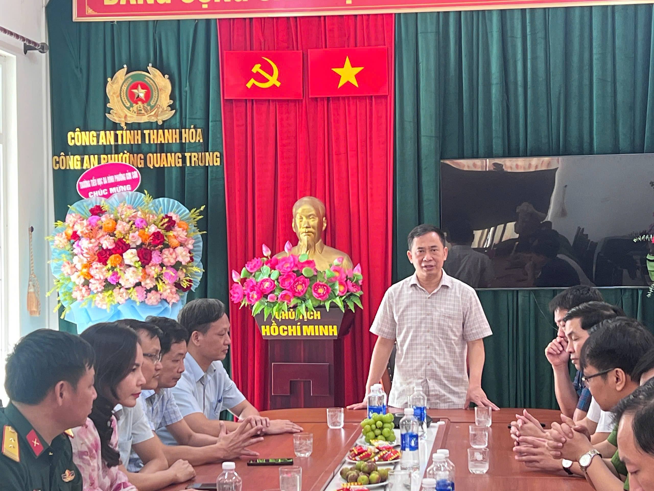 Các đồng chí lãnh đạo phường Quang Trung thăm, chúc mừng cán bộ, chiến sĩ Công an phường Quang Trung nhân kỷ niệm 81 năm Ngày truyền thống Công an Nhân dân