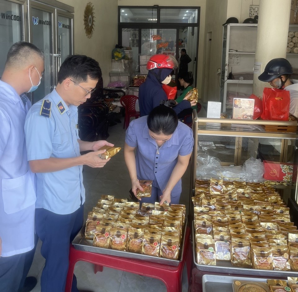 Phường Quang Trung kiểm tra an toàn thực phẩm tại các cơ sở kinh doanh bánh Trung thu