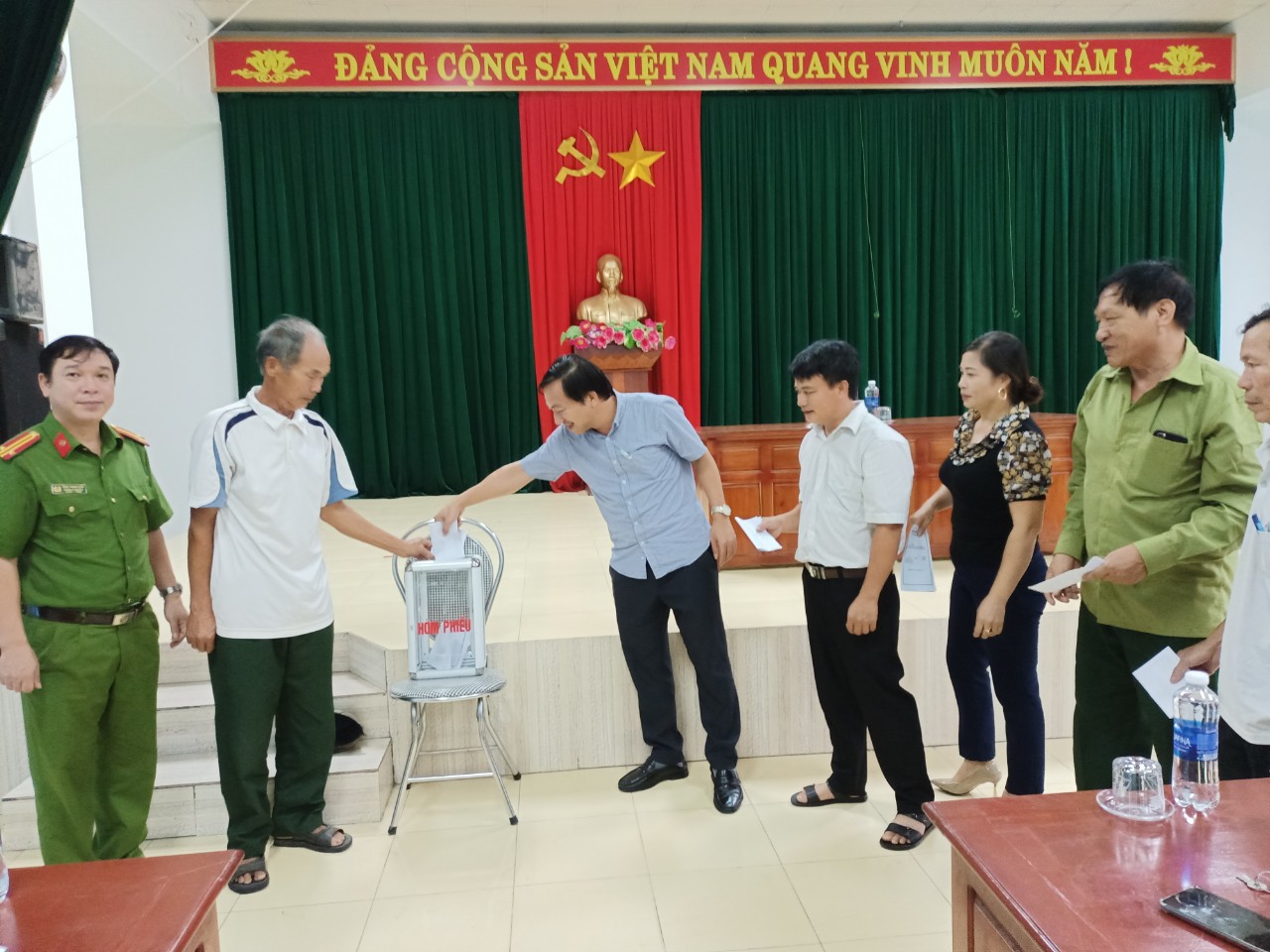 bỏ phiếu 2.jpg