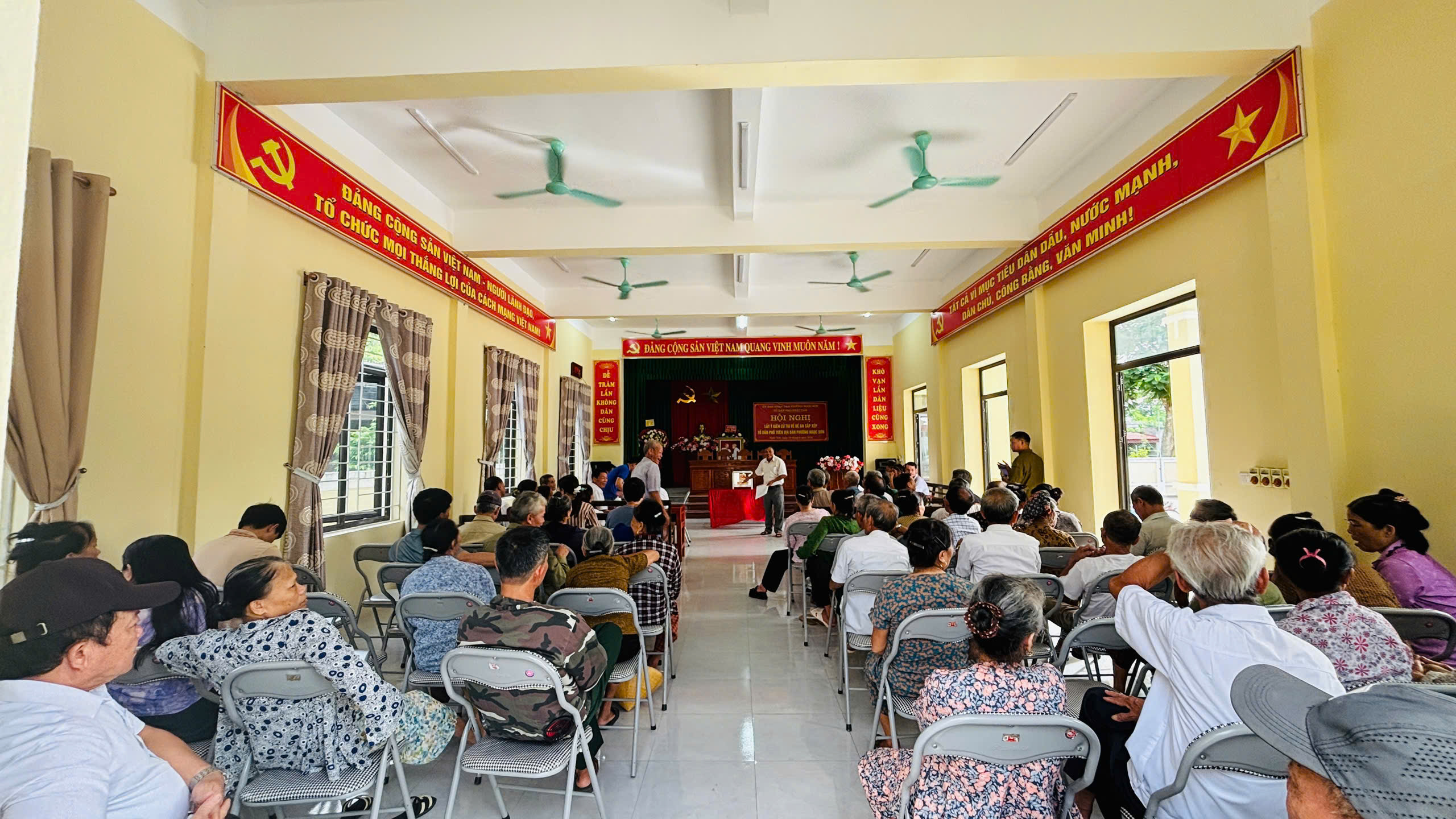 PHƯỜNG NGỌC SƠN: NHÂN DÂN HĂNG HÁI THAM GIA BỎ PHIẾU Ý KIẾN VỀ ĐỀ ÁN SẮP XẾP TỔ DÂN PHỐ TRÊN ĐỊA BÀN PHƯỜNG