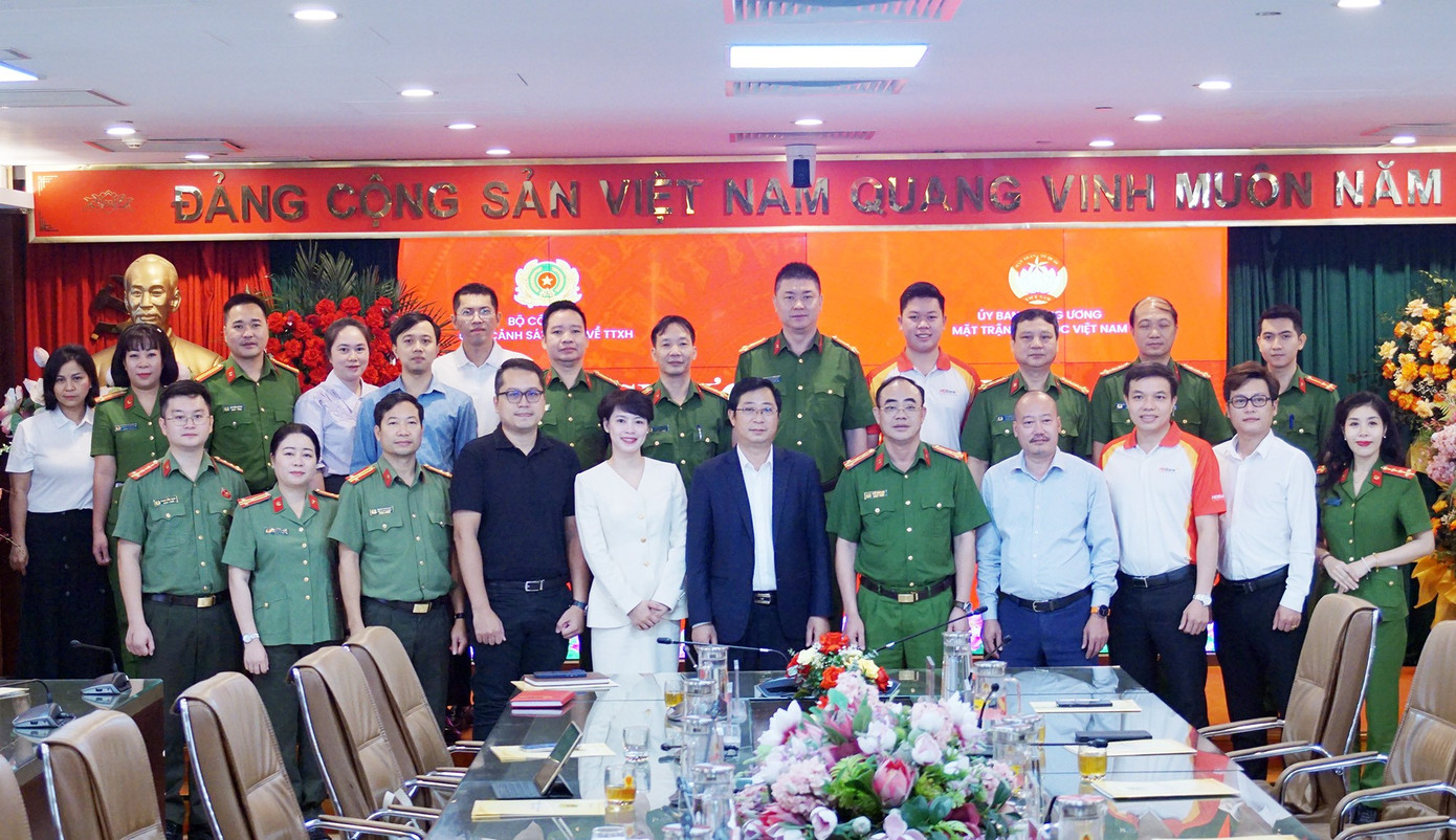 Ngày 10/10, Bộ Công an phối hợp với Ủy ban Trung ương Mặt trận Tổ quốc Việt Nam tổ chức Chương trình chung tay cứu trợ khẩn cấp đồng bào ảnh hưởng bởi lũ lụt trên nền tảng VNeID.