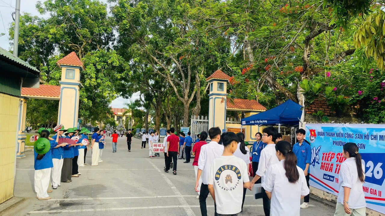 Kỳ thi tuyển sinh vào lớp 10 tại Trường THPT Tĩnh Gia 2 (Thanh Hóa) đã diễn ra an toàn và thành công tốt đẹp sau ngày thi đầu tiên với hai môn Ngữ văn và Tiếng Anh.