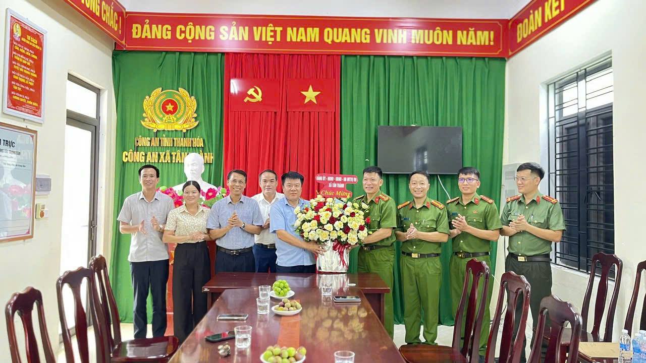 Lãnh đạo xã Tân Thành thăm, chúc mừng Công an xã nhân kỷ niệm 81 năm Ngày truyền thống Công an nhân dân