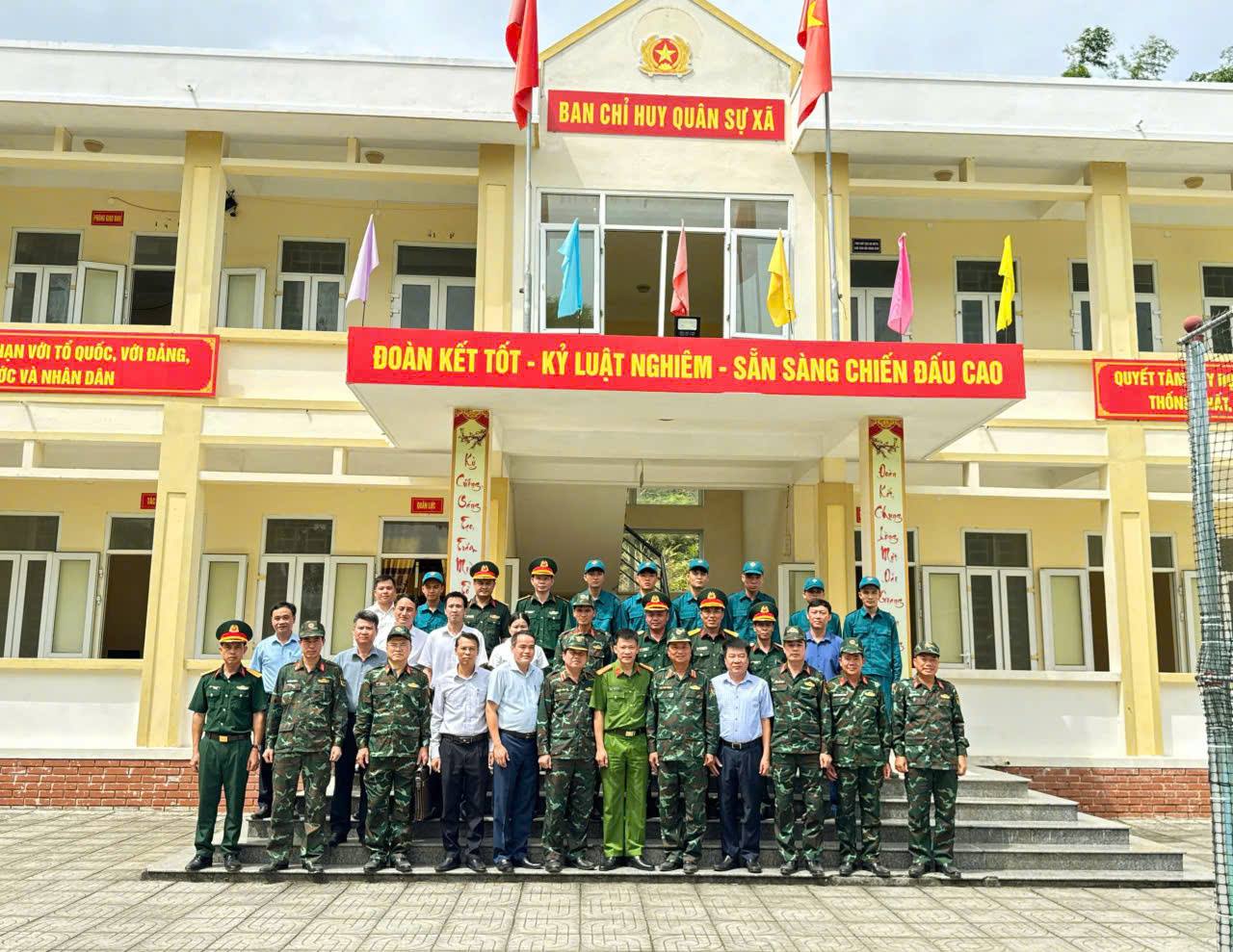 Trung tướng Hà Thọ Bình, Tư lệnh Quân khu 4 kiểm tra tại Ban Chỉ huy Quân sự xã Tân Thành