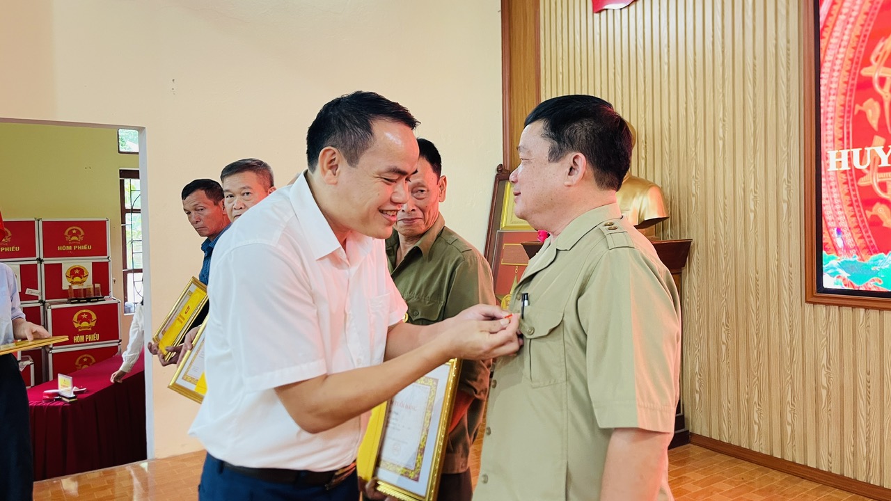 Đảng bộ xã Tân Thành: Trao tặng Huy hiệu Đảng đợt 02/9 cho 16 đảng viên