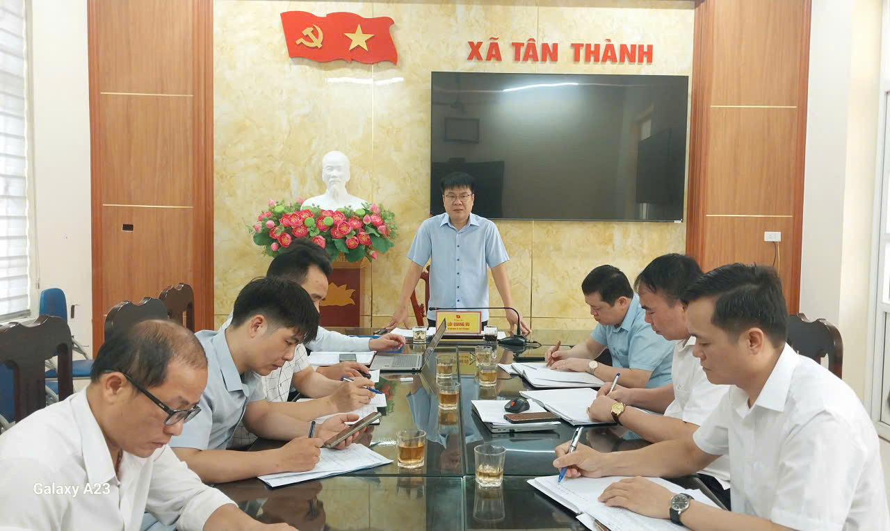 Đồng chí Bí thư Đảng ủy xã làm việc với Phòng Văn hóa – Xã hội, chỉ đạo nhiều giải pháp nâng cao hiệu quả thực hiện nhiệm vụ