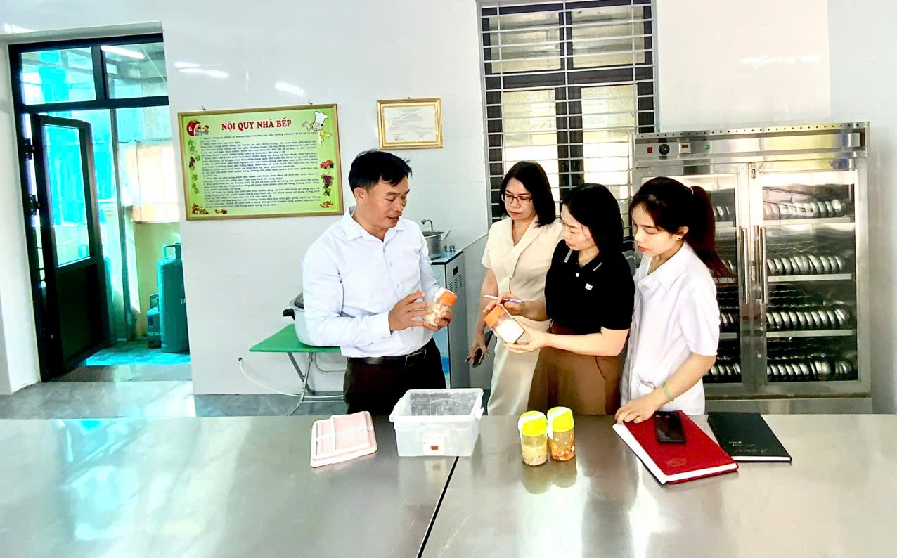 Đoàn kiểm tra liên ngành phường Tân Dân kiểm tra công tác bảo đảm an toàn thực phẩm tại các bếp ăn trường học