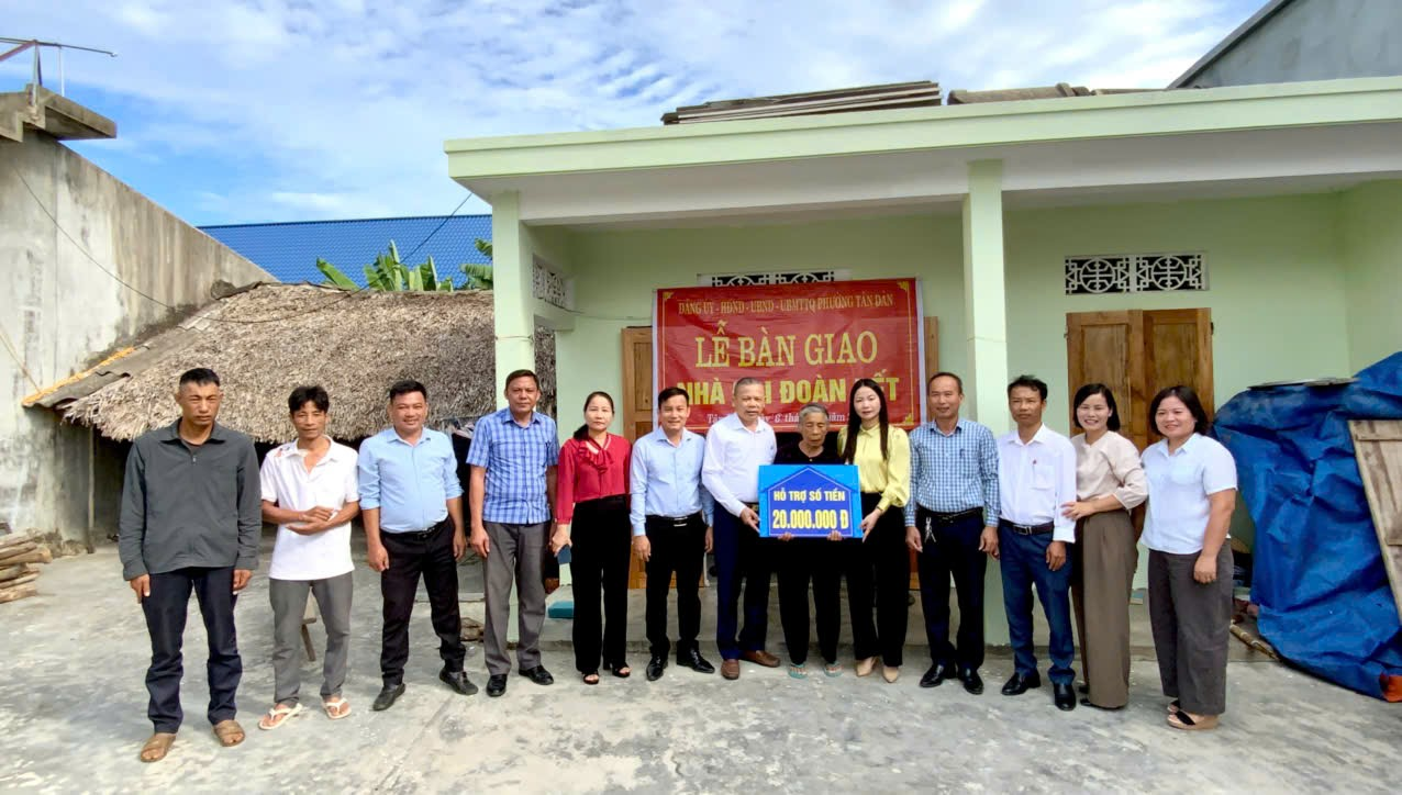 Phường Tân Dân bàn giao nhà Đại đoàn kết cho hộ có hoàn cảnh khó khăn