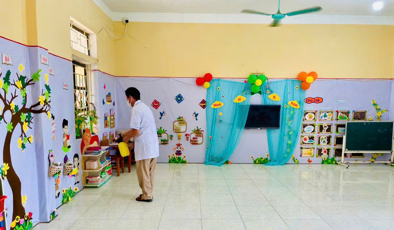 XÃ LUẬN THÀNH: PHUN KHỬ KHUẨN PHÒNG, CHỐNG BỆNH TAY CHÂN MIỆNG TẠI ĐIỂM TRƯỜNG MẦM NON THÔN THÀNH THẮNG