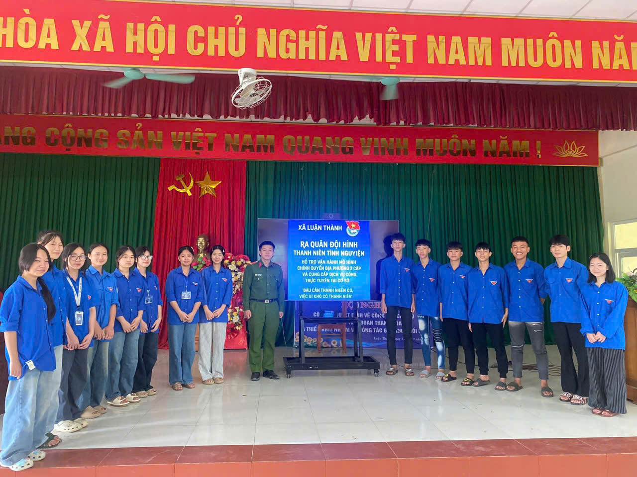 Đoàn thanh niên xã Luận Thành tham gia hỗ trợ công dân thực hiện dịch vụ công trực tuyến tại Trung tâm phục vụ hành chính công xã