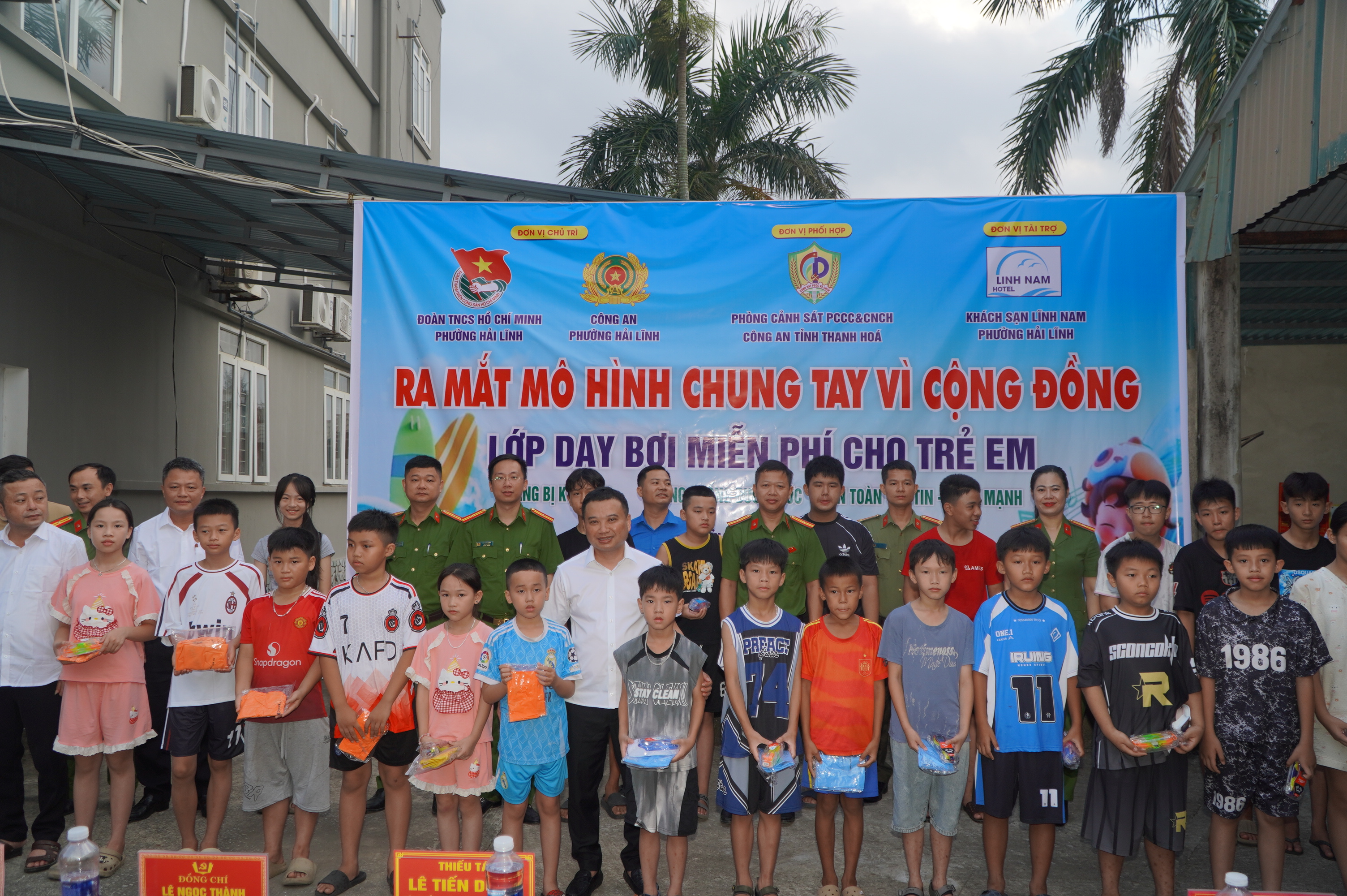 PHƯỜNG HẢI LĨNH RA MẮT MÔ HÌNH “CHUNG TAY VÌ CỘNG ĐỒNG”, KHAI MẠC LỚP DẠY BƠI MIỄN PHÍ CHO TRẺ EM