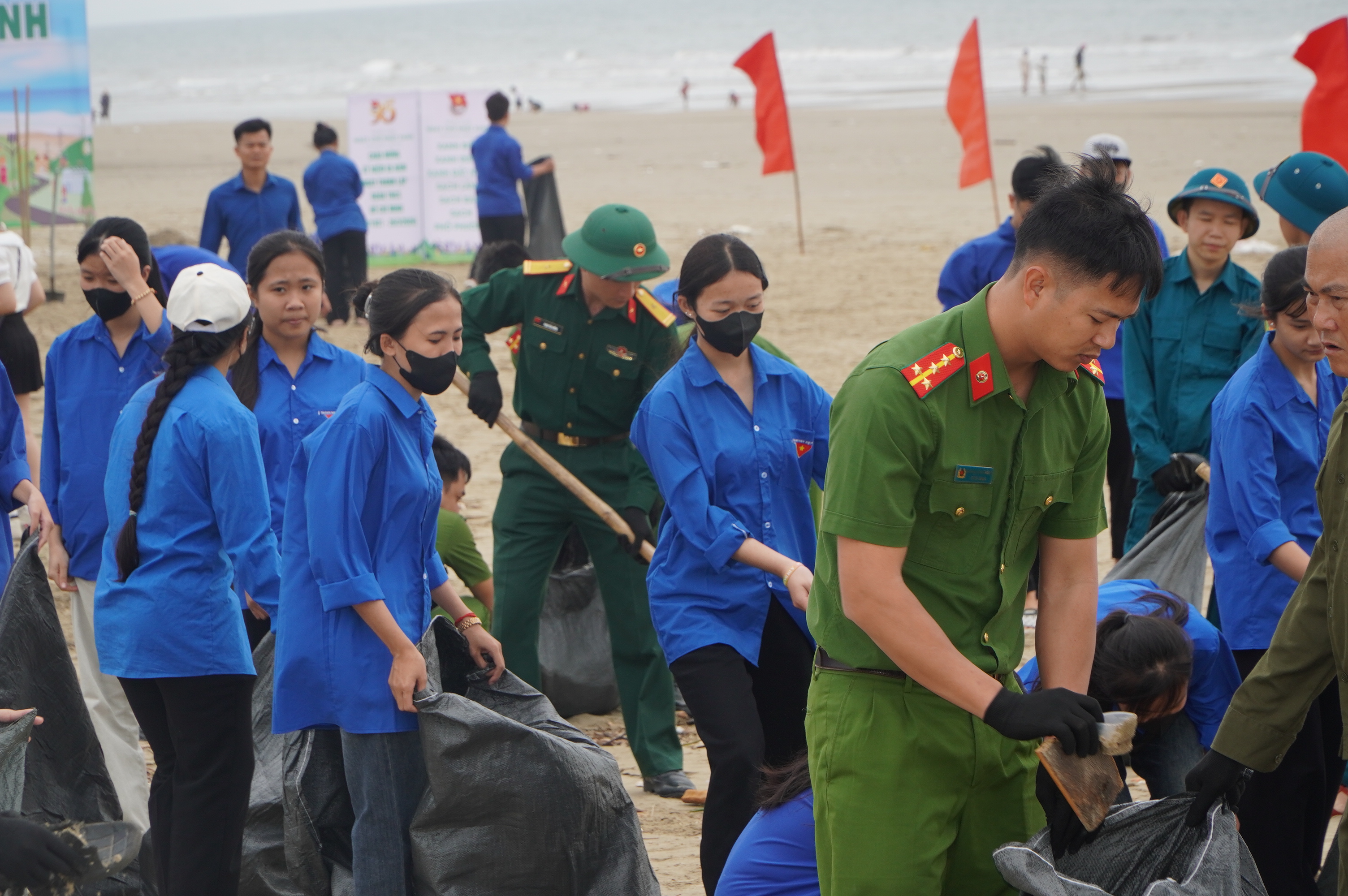Đoàn Thanh niên Hải Lĩnh ra quân dọn vệ sinh môi trường biển