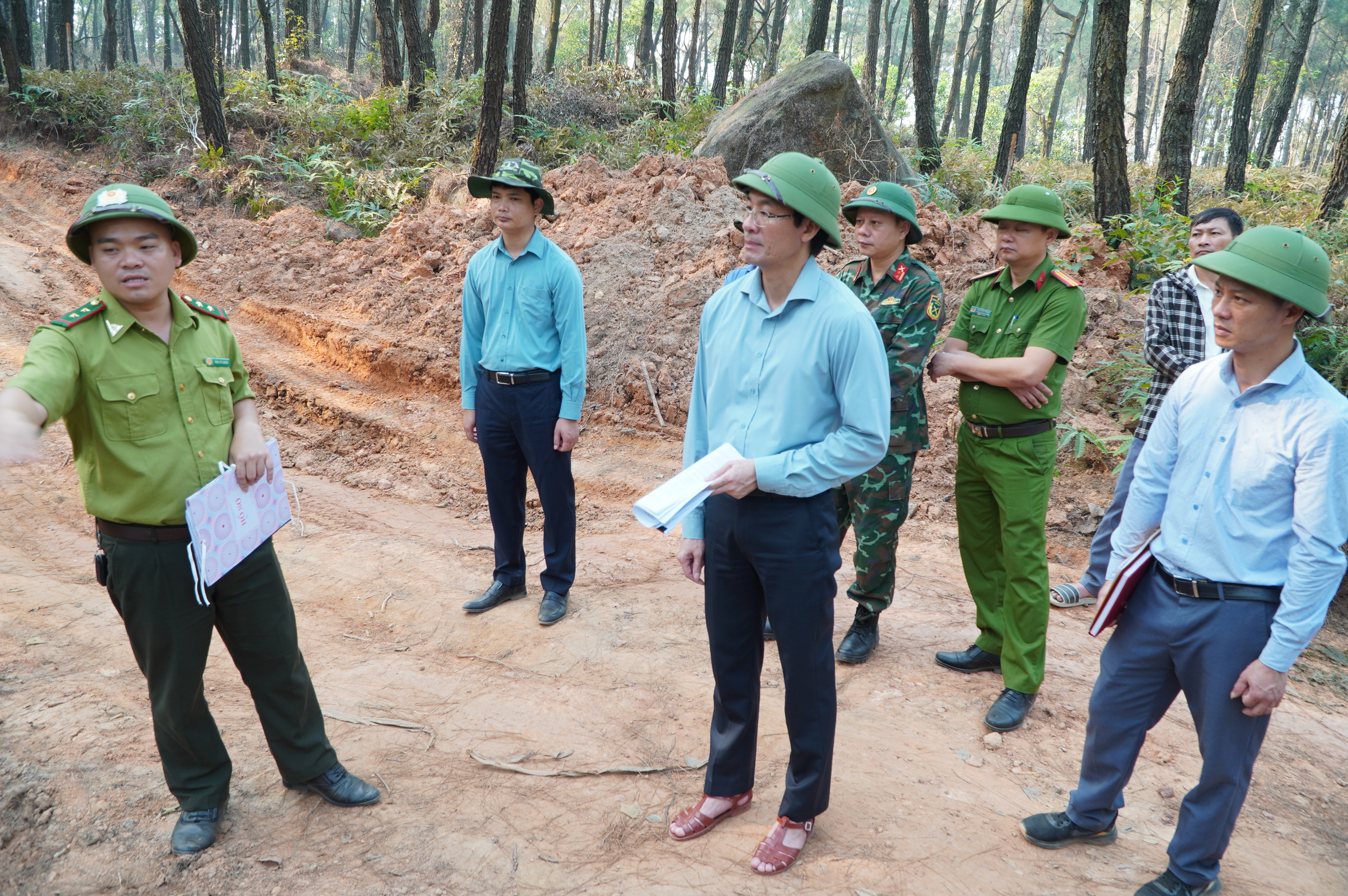 Đồng chí Bí thư Đảng ủy phường Hải Lĩnh kiểm tra công tác phòng cháy, chữa cháy rừng