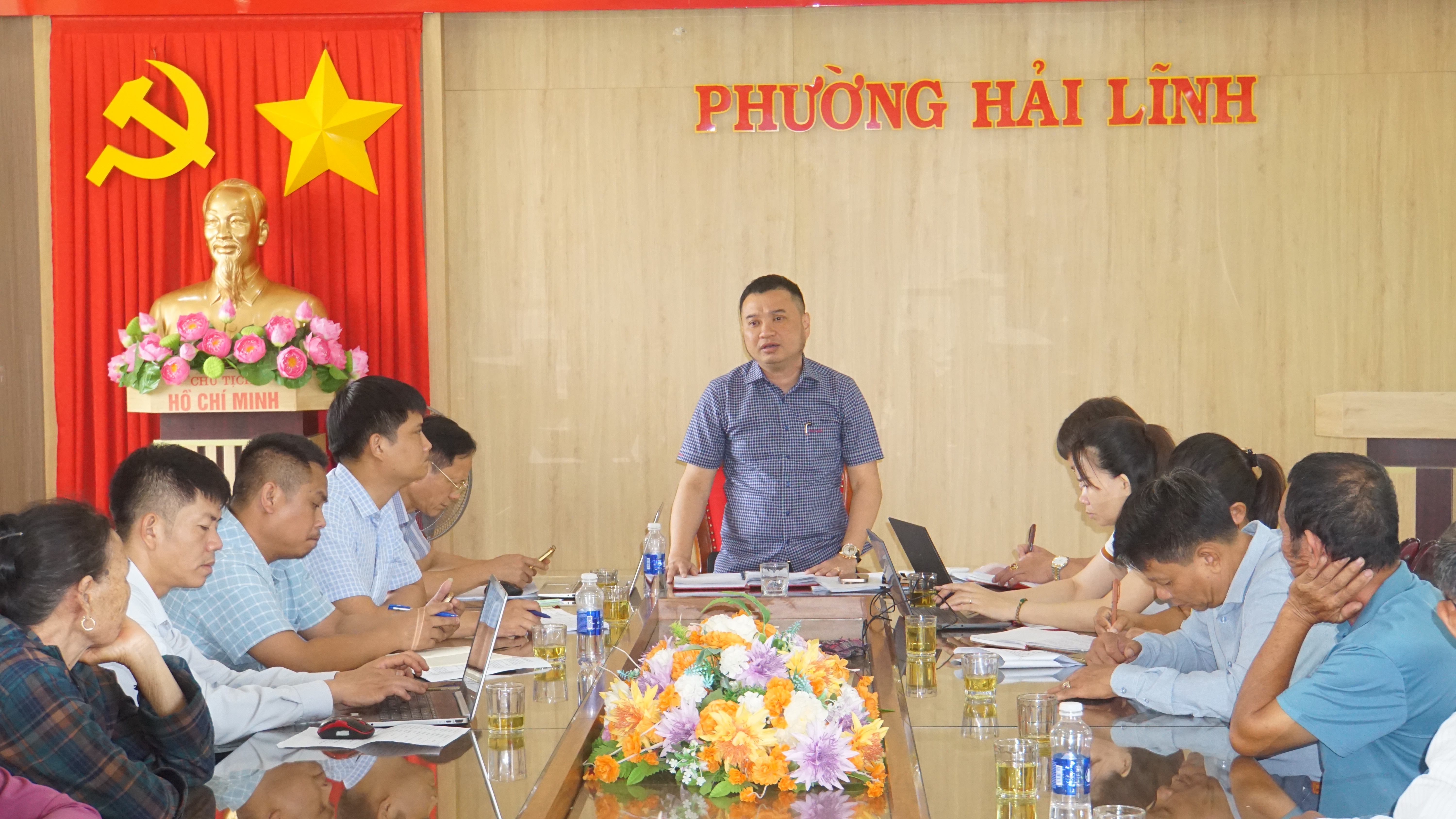 Đồng chí Mai Xuân Thắng, Chủ tịch UBND phường Hải Lĩnh chủ trì hội nghị giải quyết khó khăn, vướng mắc trong giải phóng mặt bằng, chi trả bồi thường đối với dự án Tuyến đường bộ ven biển.