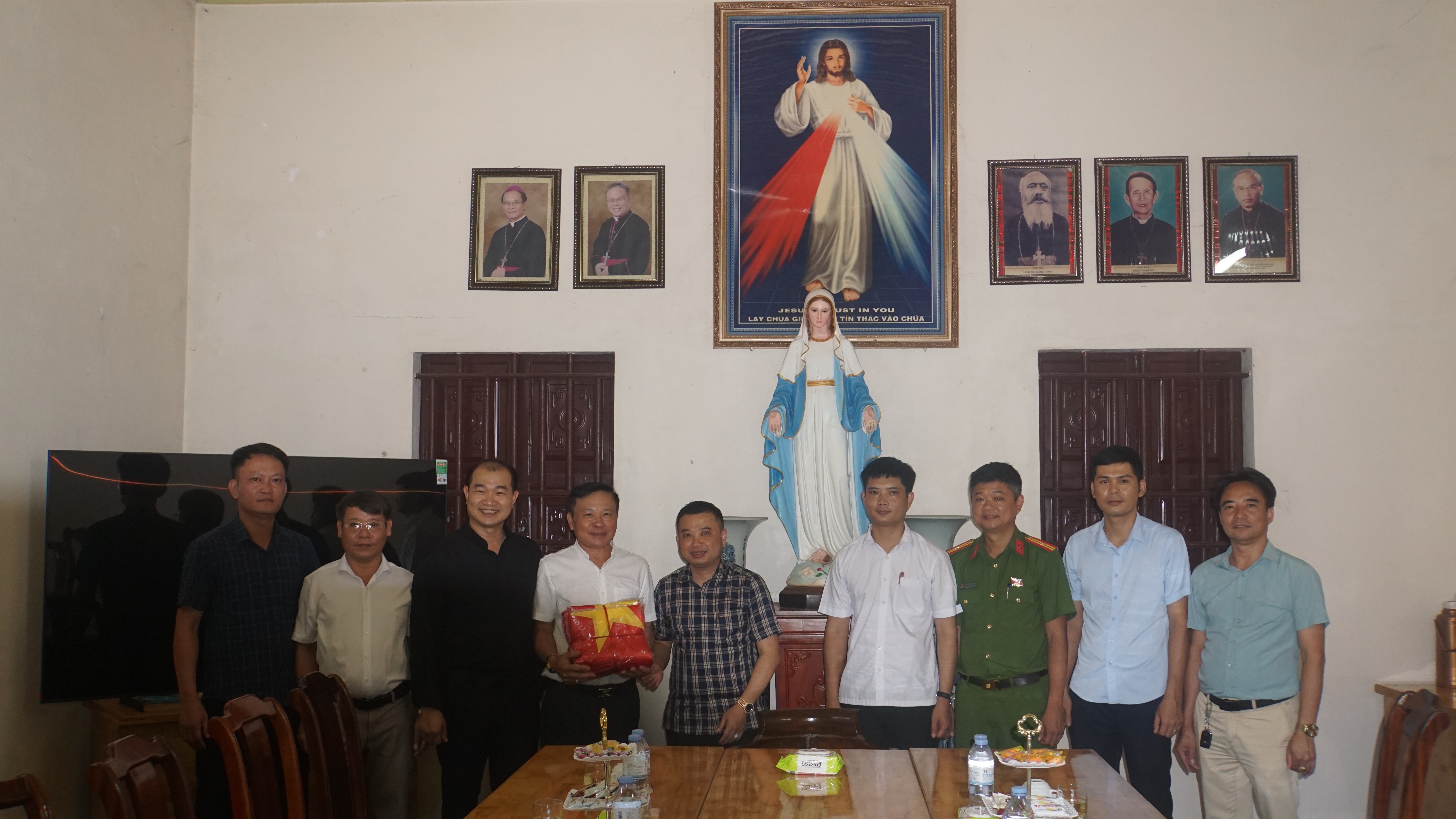 Đoàn công tác của Đảng ủy, UBND phường Hải Lĩnh đến thăm, tặng cờ Tổ quốc cho giáo xứ Thượng Chiểu.