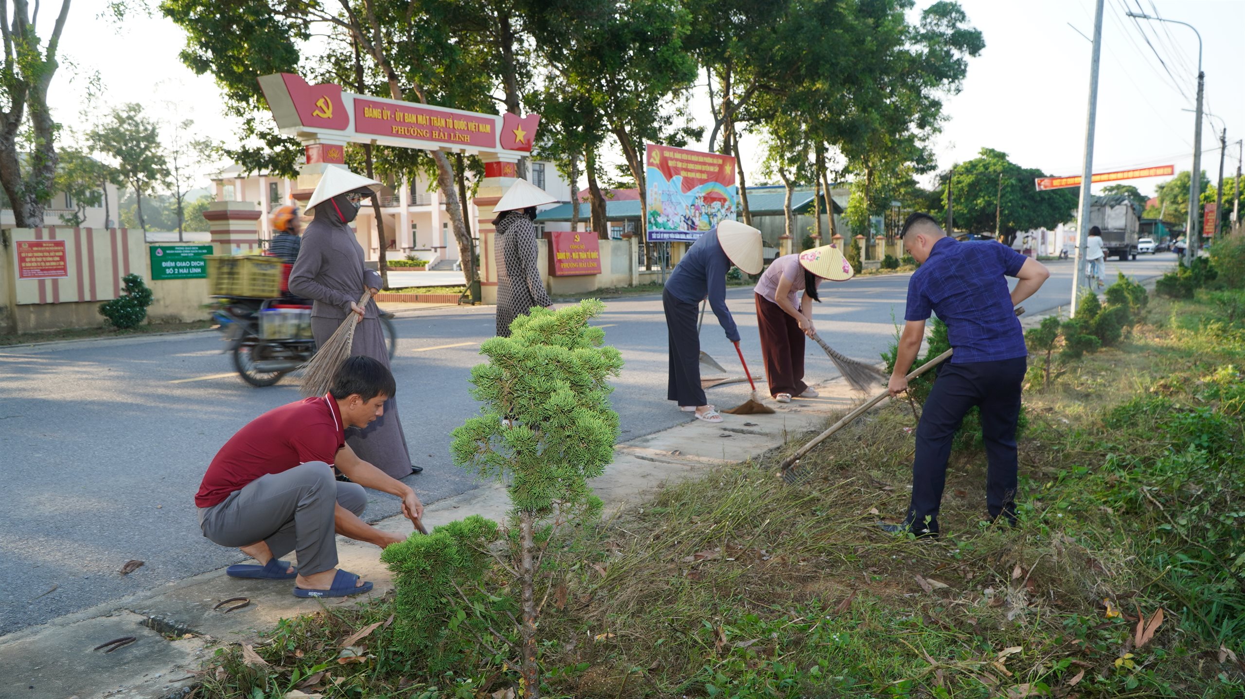 ĐẢNG ỦY, UỶ BAN MẶT TRẬN TỔ QUỐC VIỆT NAM PHƯỜNG HẢI LĨNH TỔ CHỨC RA QUÂN VỆ SINH, CHỈNH TRANG KHUÔN VIÊN CƠ QUAN