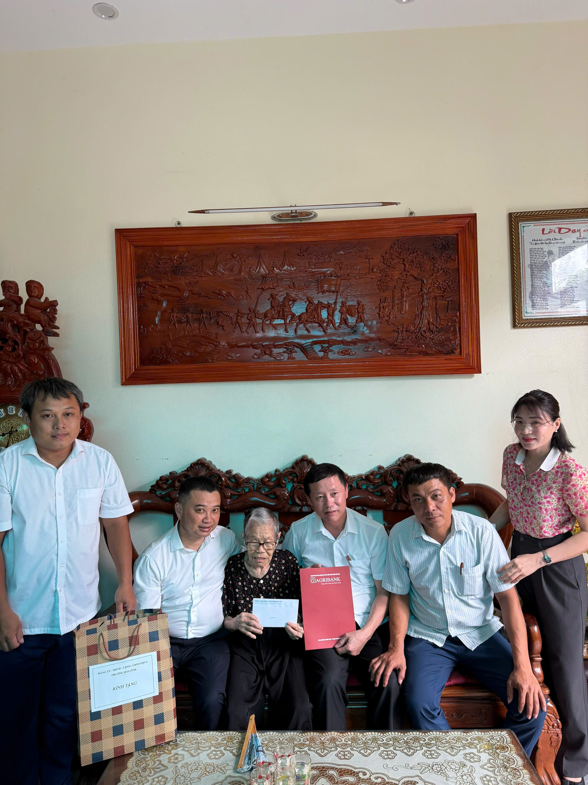 Đồng chí Mai Xuân Thắng, Chủ tịch UBND phường Hải Lĩnh đi thăm, tặng quà các gia đình chính sách