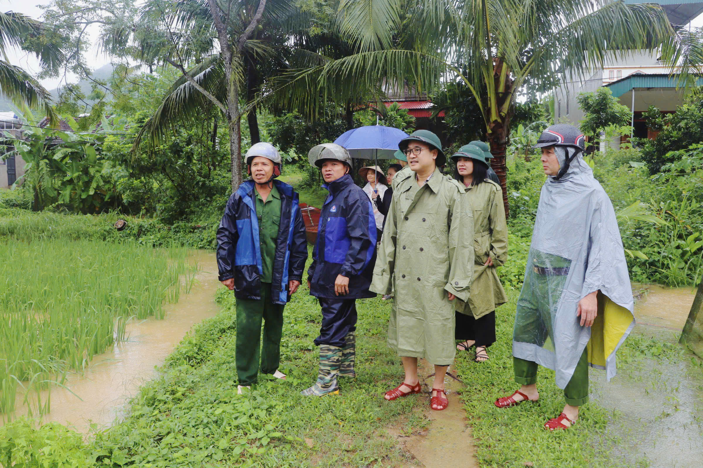 Đồng chí Bí thư Đảng ủy- Chủ tịch HĐND xã Thường Xuân Trương Trọng Tuấn kiểm tra tình hình mưa lũ trên địa bàn xã