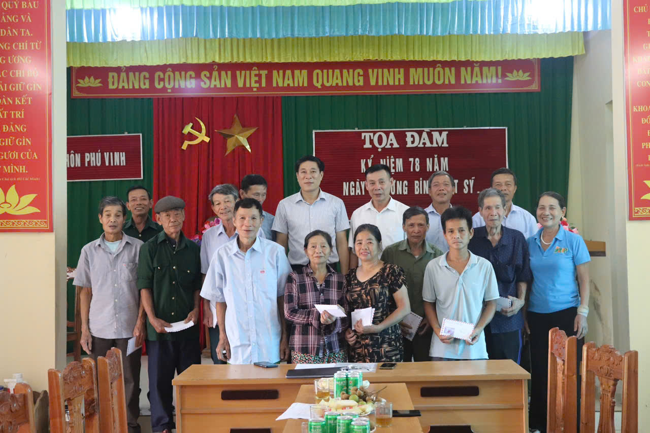 Đồng chí Hoàng Sỹ Hùng- Phó BT Đảng ủy- Chủ tịch UBND xã Thường Xuân thăm, tặng quà các gia đình chính sách thôn Phú Vinh