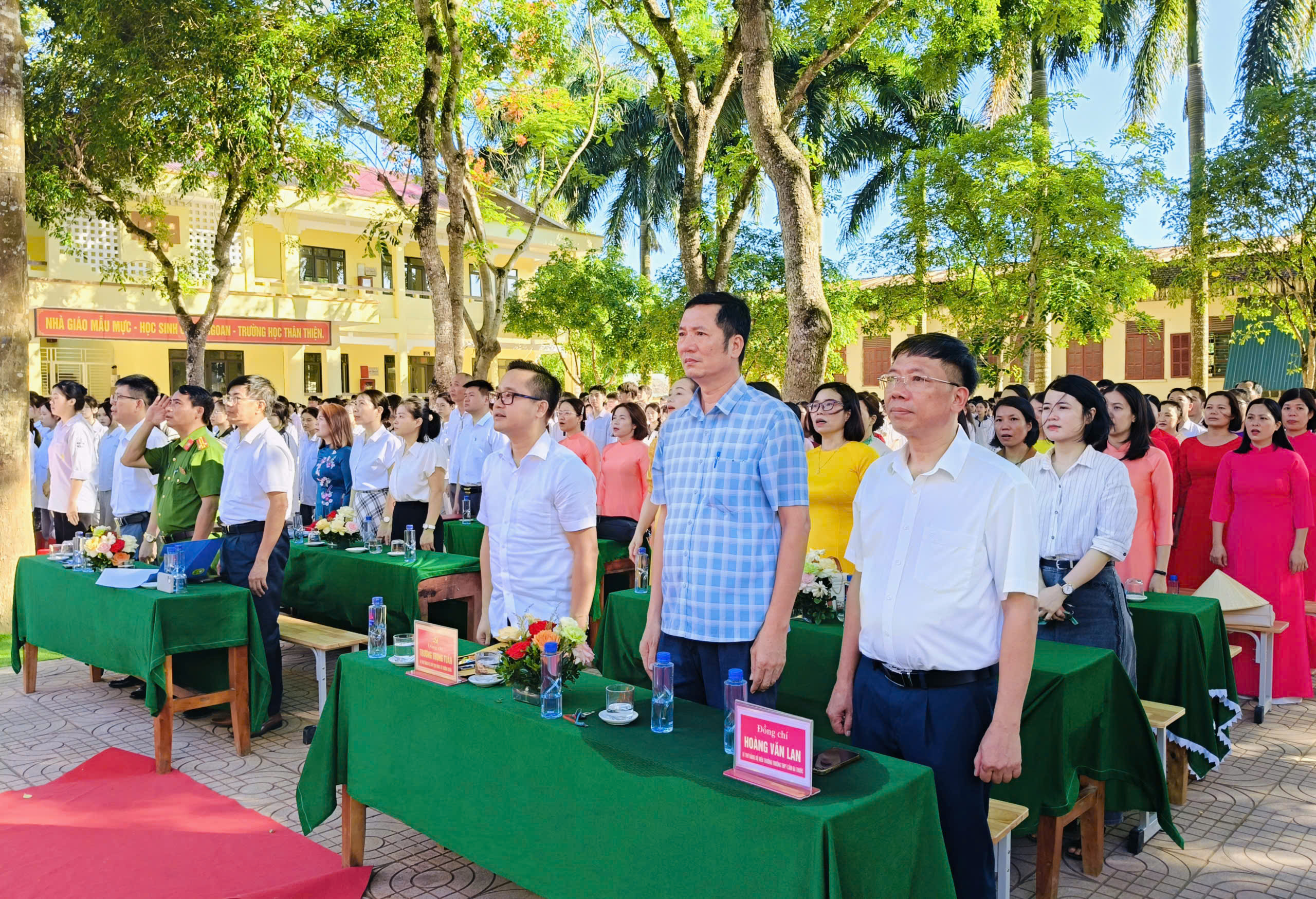 Các đồng chí lãnh đạo xã dự và chỉ đạo Lễ tổng kết năm học 2025-2026 tại các trường học.