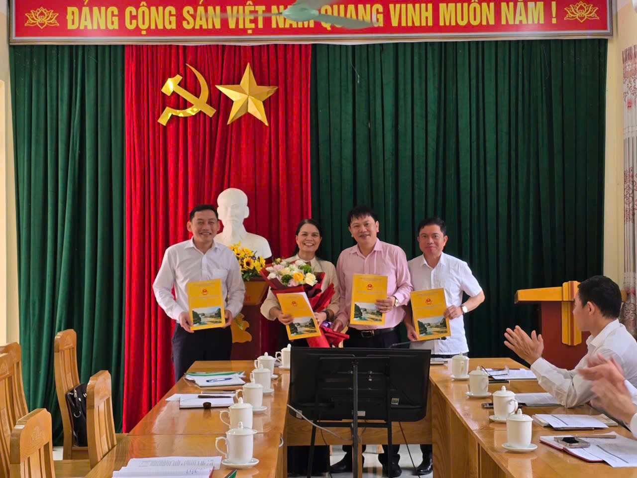 BAN ĐẠI DIỆN HỘI ĐỒNG QUẢN TRỊ NGÂN HÀNG CHÍNH SÁCH XÃ HỘI XÃ VẠN XUÂN TỔ CHỨC PHIÊN HỌP THỨ NHẤT