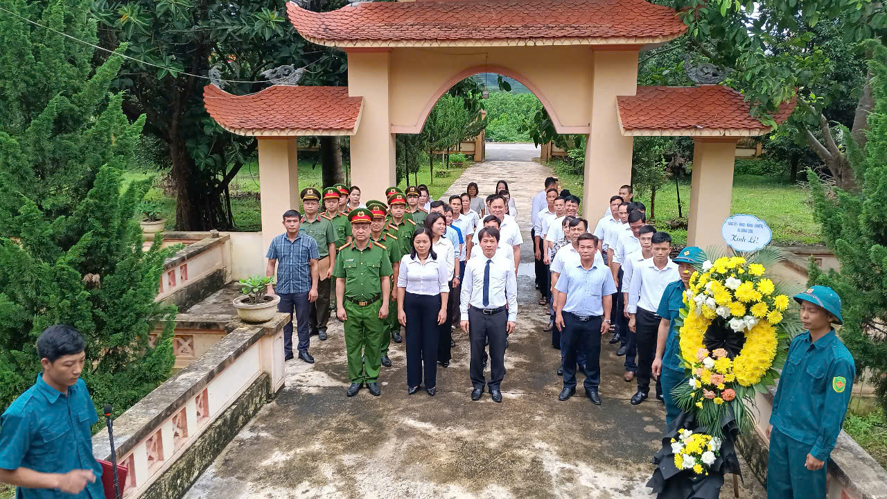Đảng ủy - HĐND - UB MTTQ xã Lương Sơn đã tổ chức Lễ viếng , dâng hương, dâng hoa các Anh hùng liệt sỹ tại Nhà bia tưởng niệm xã.