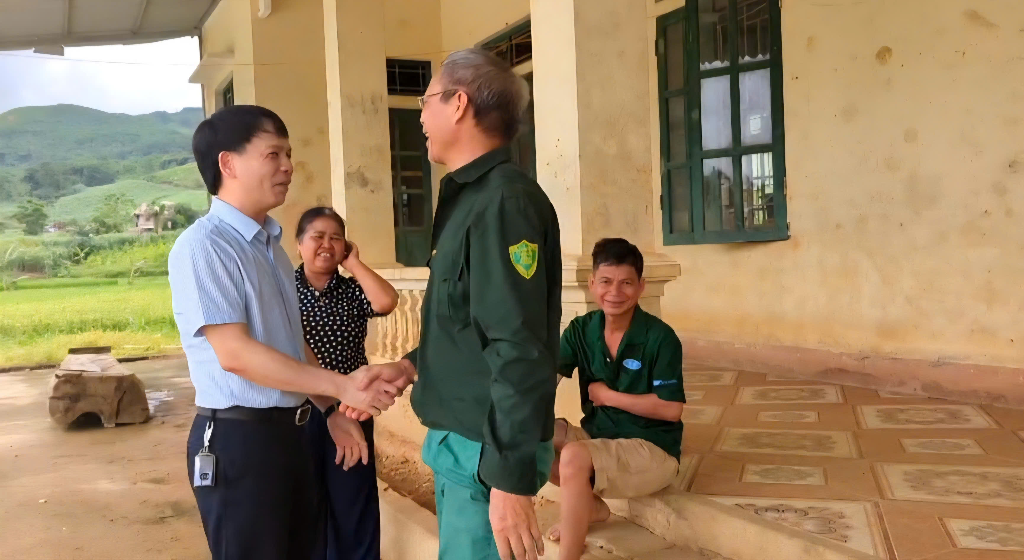 Lãnh đạo xã Lương Sơn thăm hỏi, động viên và tặng quà các hộ dân bị ảnh hưởng do cơn bão số 5