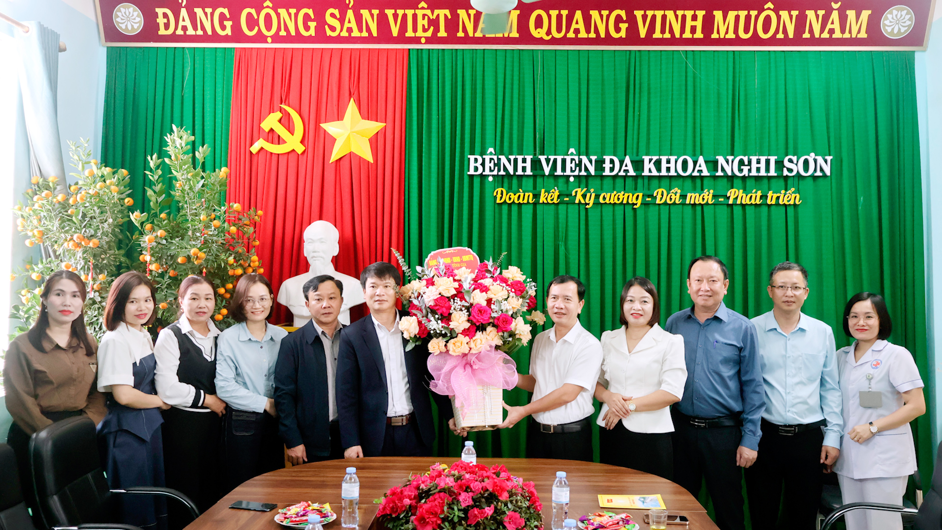 Đồng chí Đặng Văn Quang, Chủ tịch UBND phường thăm và chúc mừng Bệnh viện Đa khoa Nghi Sơn nhân Ngày Thầy thuốc Việt Nam