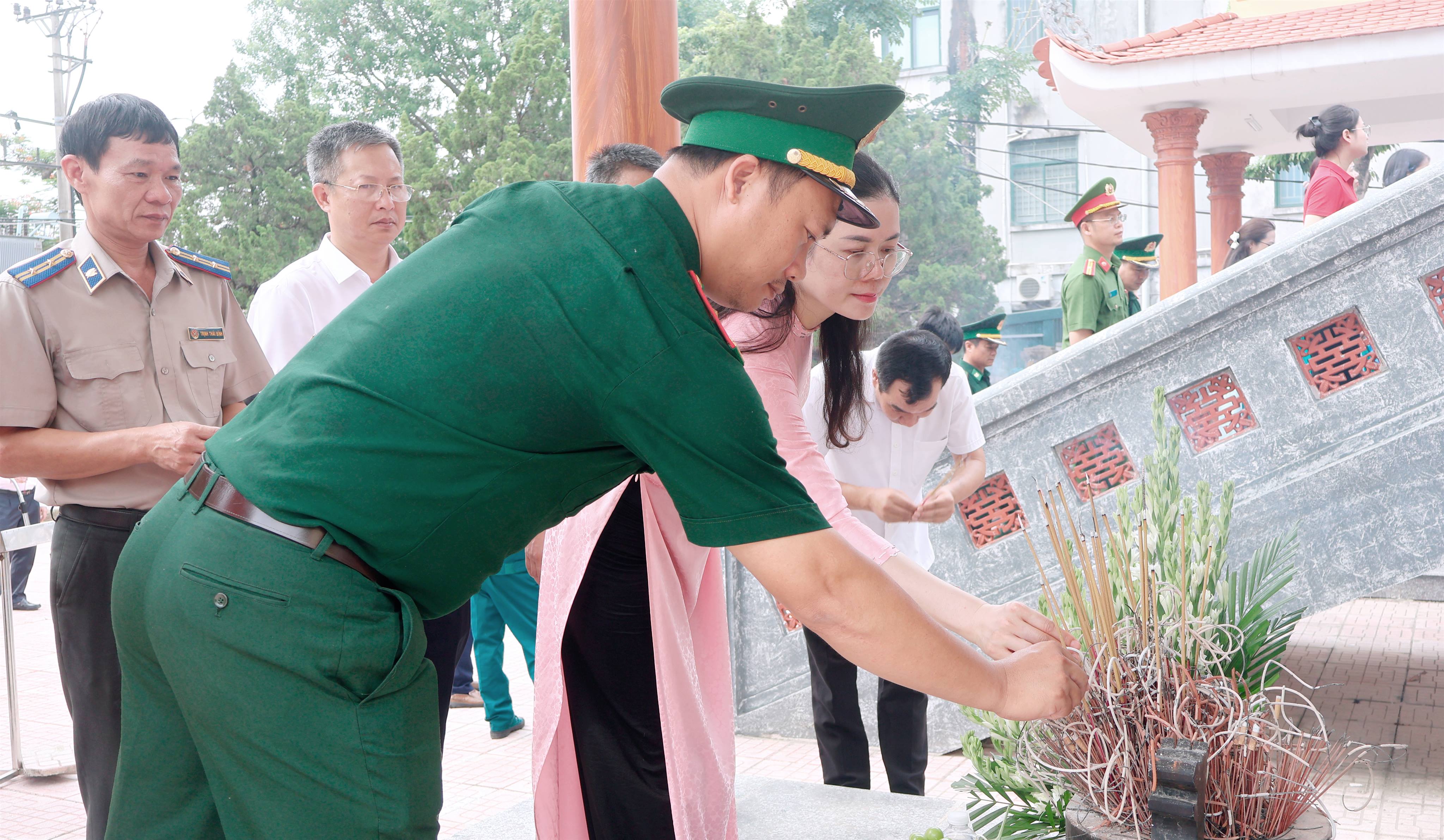 Anh-tin-bai
