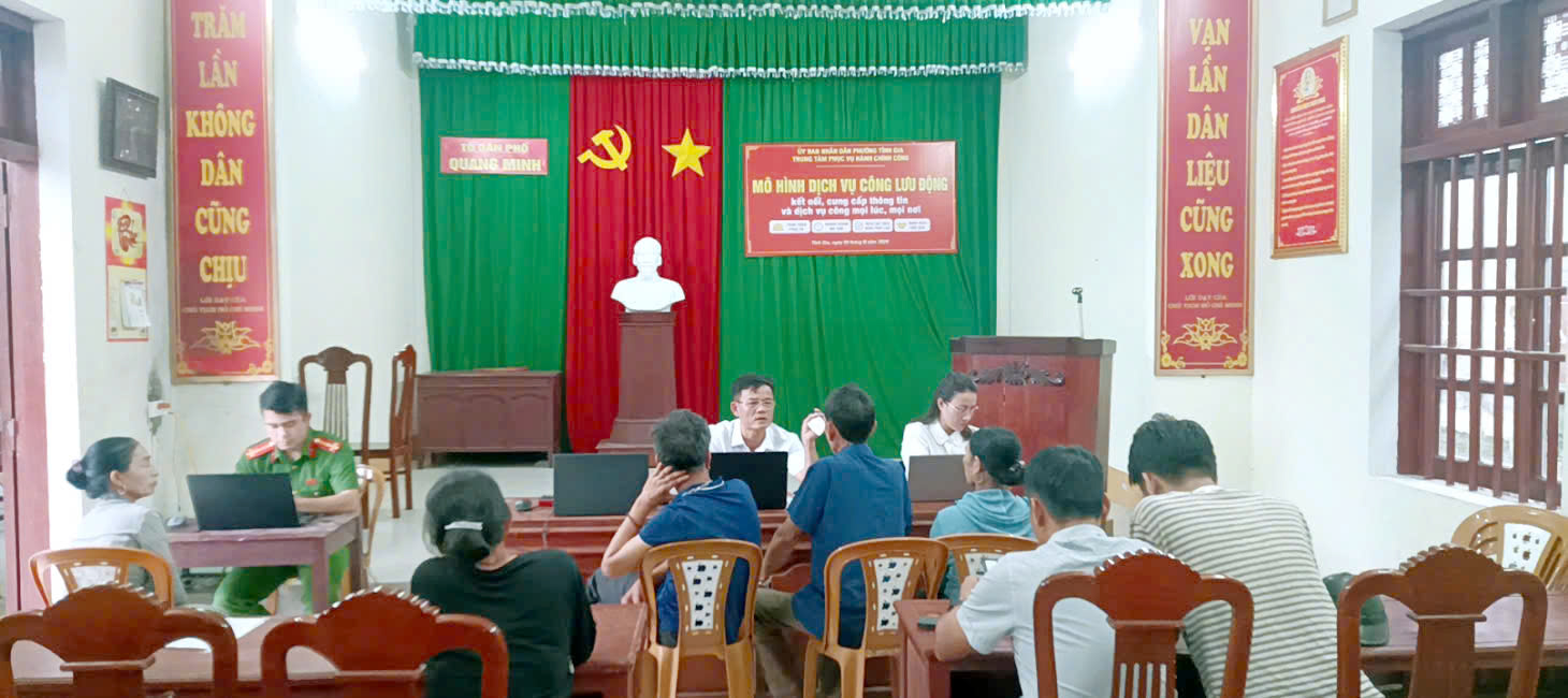 Trung tâm Phục vụ hành chính công phường Tĩnh Gia triển khai mô hình “Dịch vụ công lưu động” hỗ trợ người dân, doanh nghiệp tại tổ dân phố Quang Minh và Thanh Xuyên