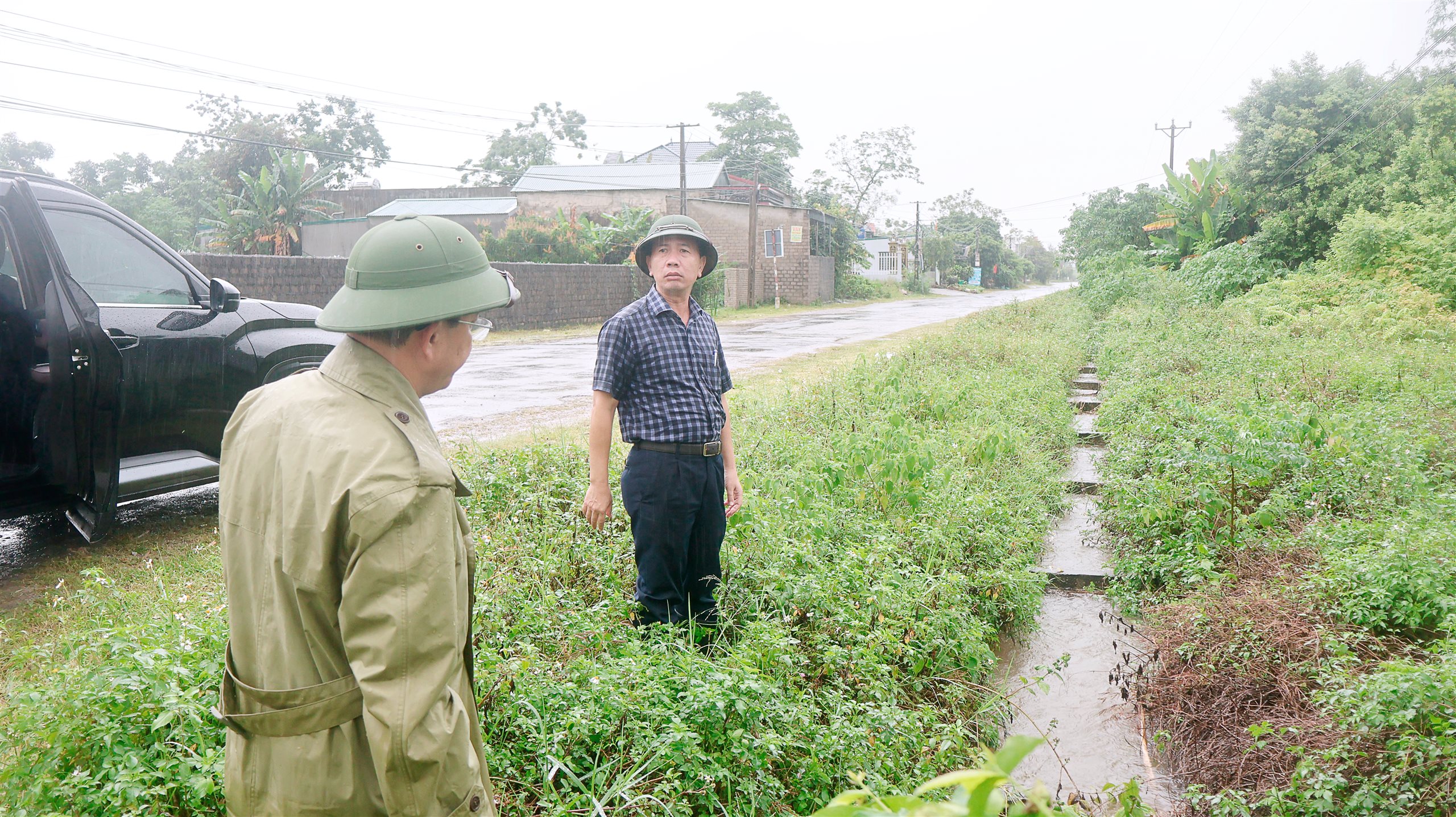 Đồng chí Đặng Văn Quang, Chủ tịch UBND phường kiểm tra tình trạng ngập lụt tại kênh 257 đoạn qua tổ dân phố Vinh Tiến