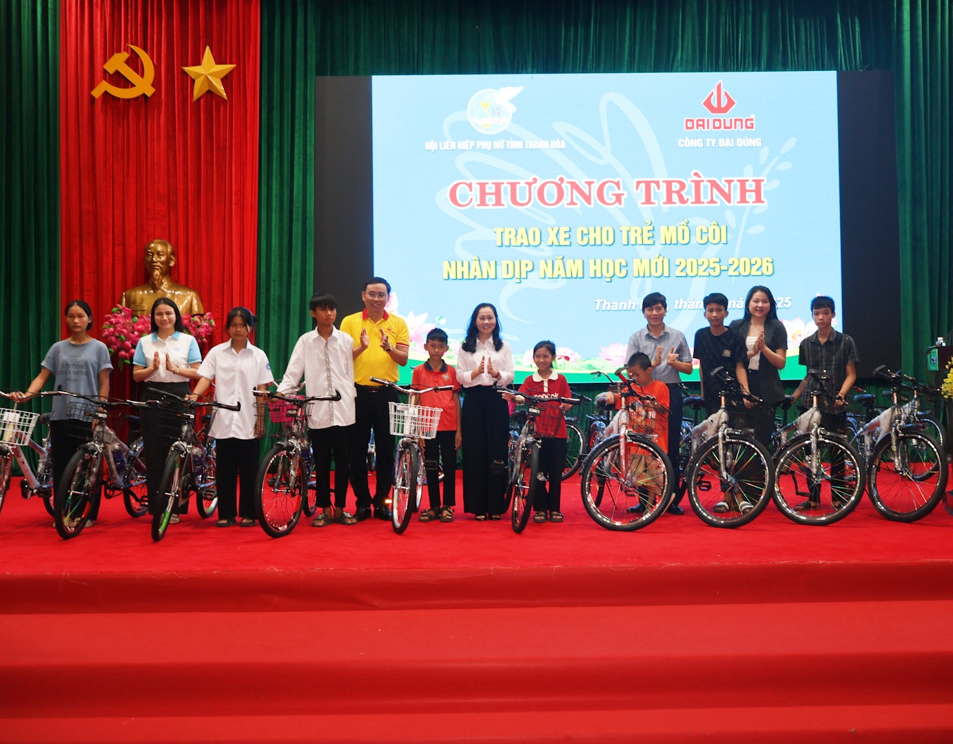 Trao xe đạp cho trẻ mồ côi nhân dịp năm học mới tại phường Tĩnh Gia