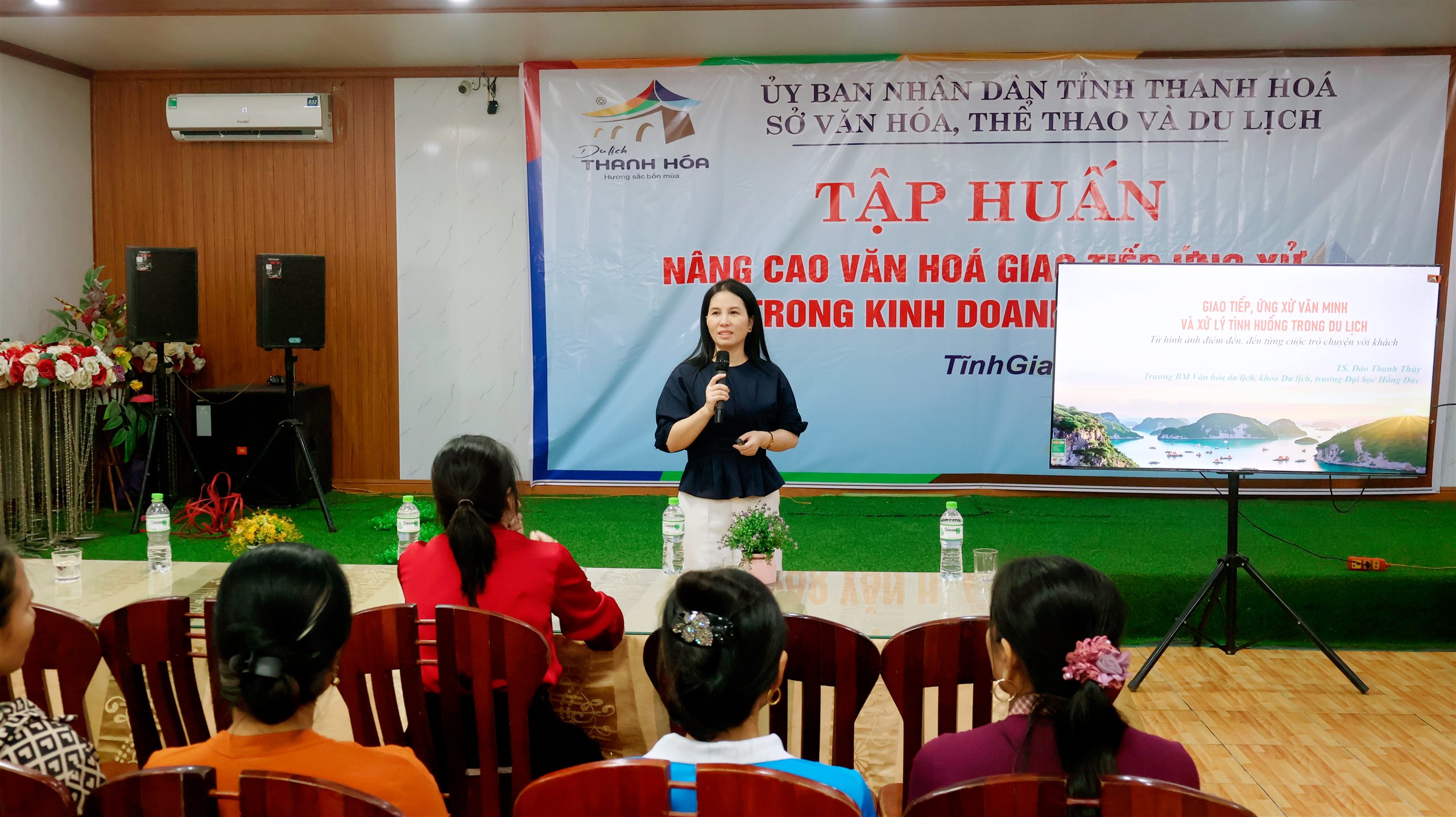 Tập huấn nâng cao văn hoá giao tiếp, ứng xử trong kinh doanh du lịch tại Khu Du lịch biển Hải Hoà