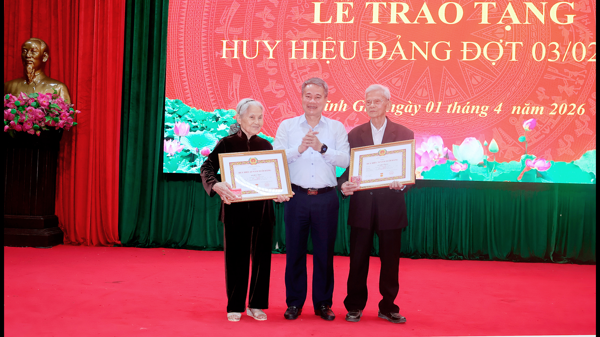 Lễ trao tặng Huy hiệu Đảng đợt 3/2/2026 cho 41 đảng viên thuộc Đảng bộ phường Tĩnh Gia