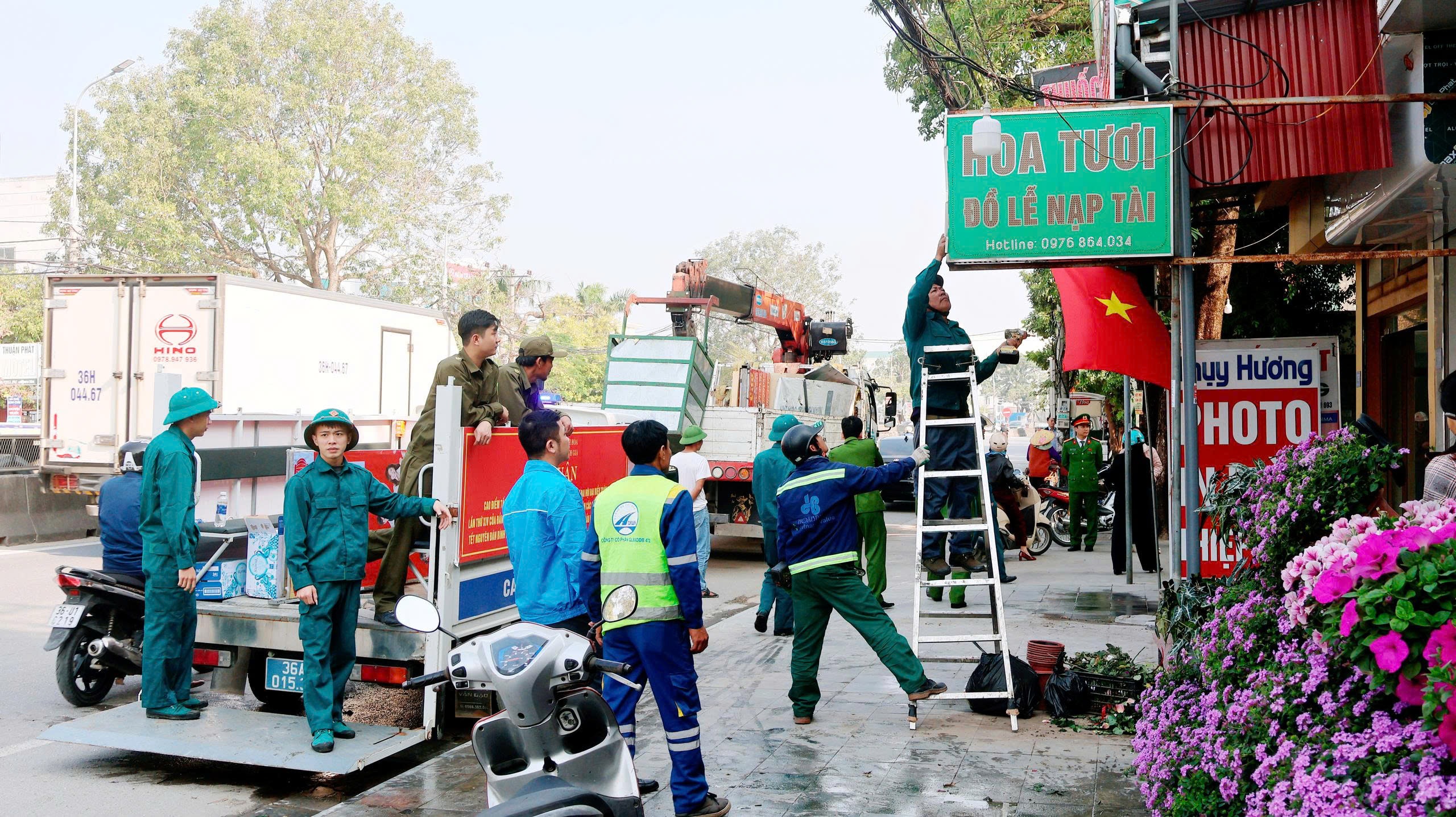 Phường Tĩnh Gia ra quân giải toả lòng lề đường, vỉa hè, hành lang an toàn giao thông trên tuyến Quốc lộ 1A