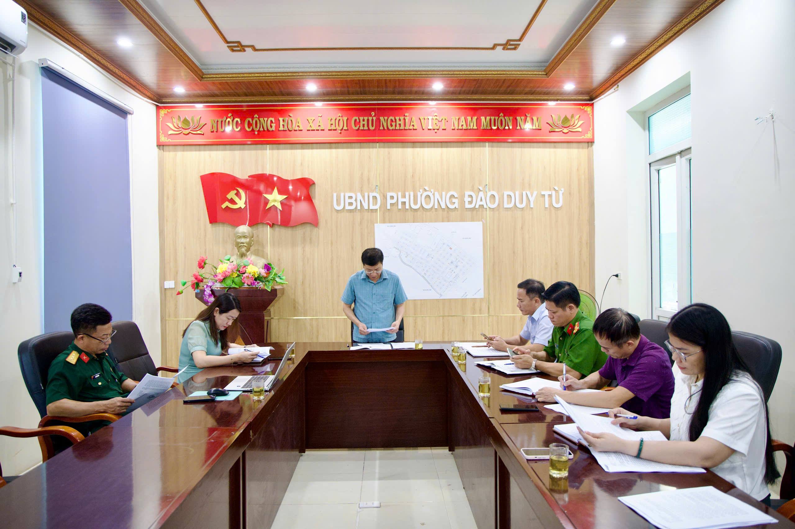 UBND phường tổ chức Hội nghị phiên chuyên đề tháng 8 nhằm xem xét, thông qua danh sách, số lượng người hoạt động không chuyên trách và người tham gia hoạt động tại tổ dân phố hưởng phụ cấp từ ngân sách nhà nước trên địa bàn. 