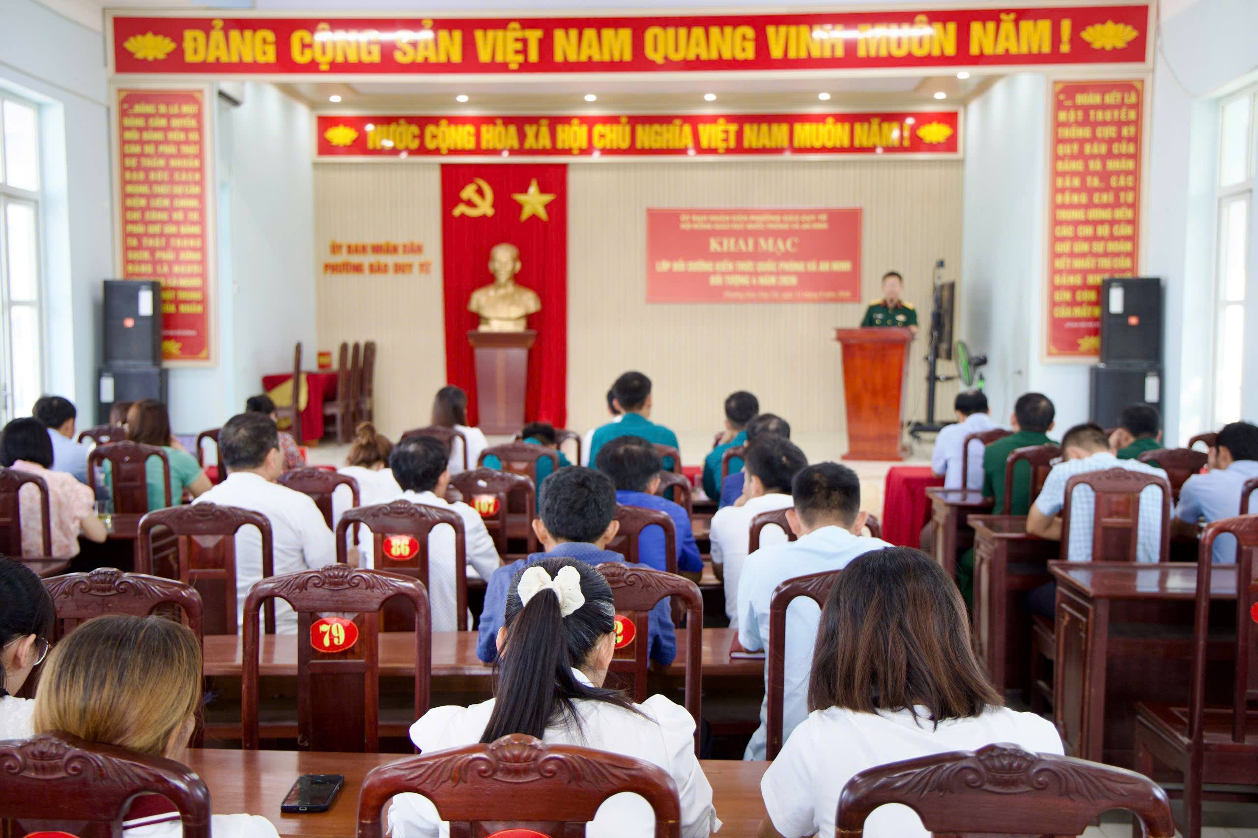 70 học viên phường Đào Duy Từ tham gia lớp bồi dưỡng  kiến thức quốc phòng và an ninh đối tượng 4 do Hội đồng  Giáo dục quốc phòng và an ninh phường tổ chức