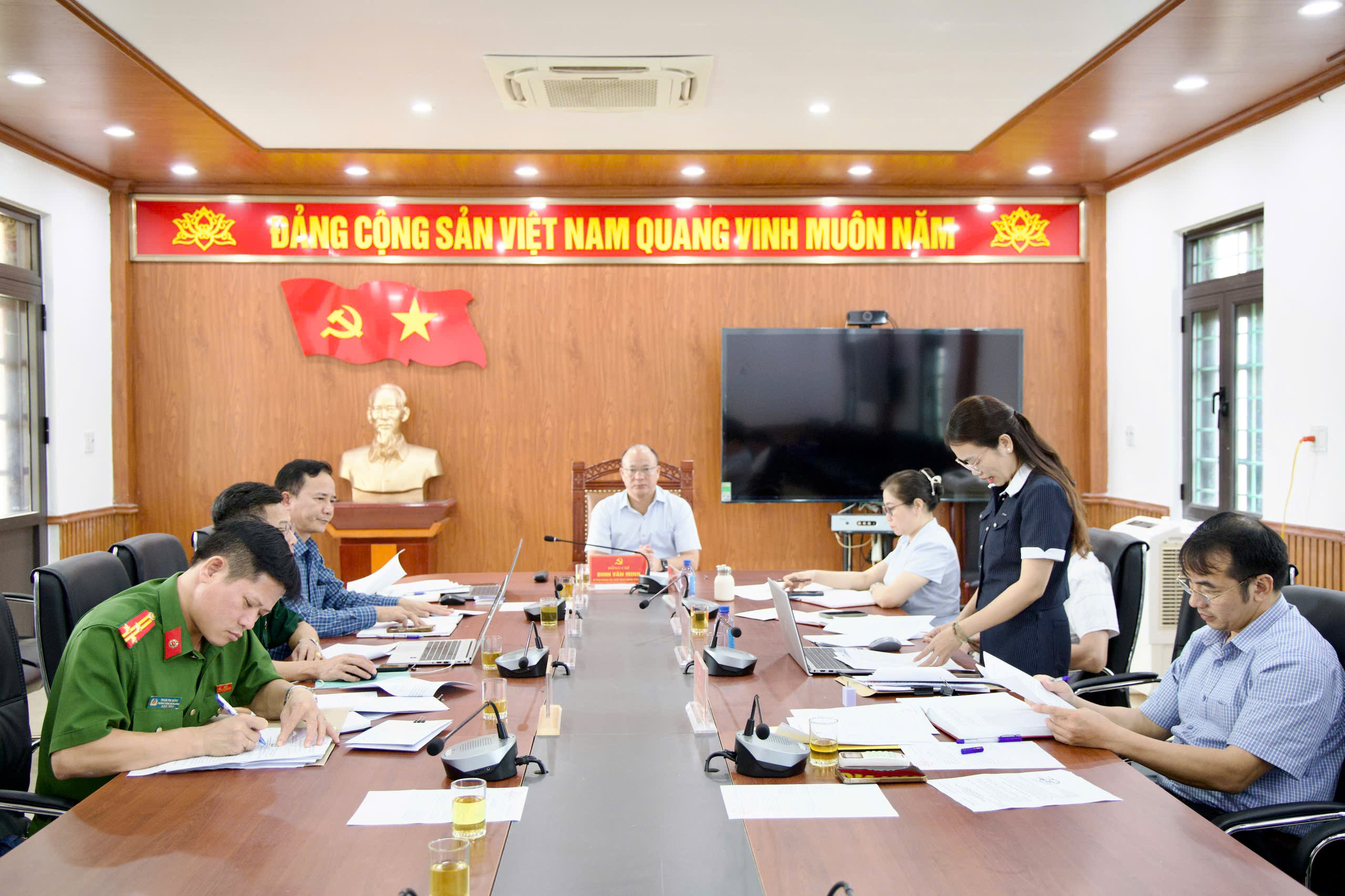 BAN THƯỜNG VỤ ĐẢNG ỦY PHƯỜNG ĐÀO DUY TỪ THẢO LUẬN, CHO Ý KIẾN NHIỀU NỘI DUNG QUAN TRỌNG VỀ CÔNG TÁC XÂY DỰNG ĐẢNG 