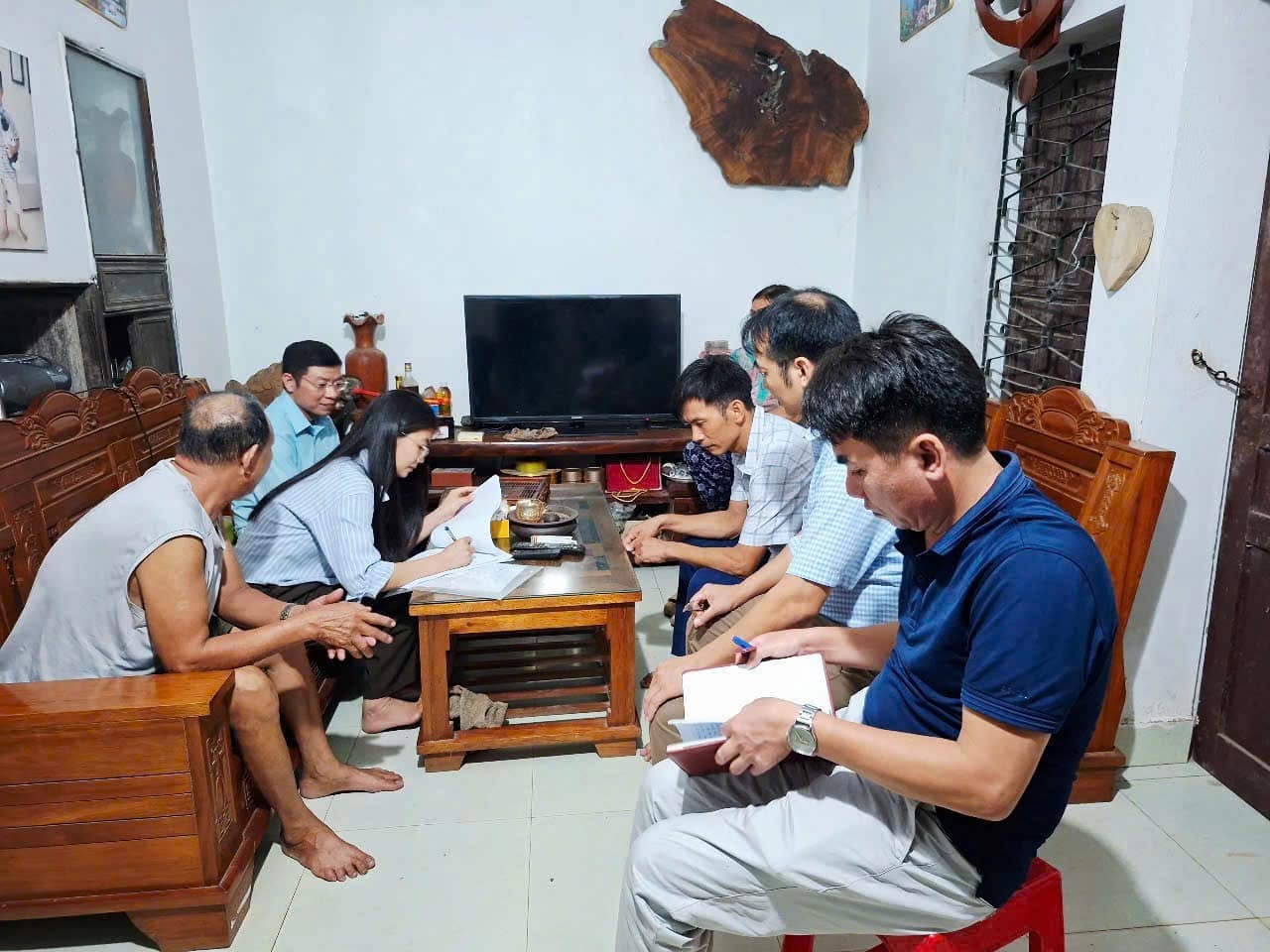 10 tổ tuyên truyền phường Đào Duy Từ xuống từng hộ dân vận động chấp hành pháp luật, không cản trở thi công Dự án Khu tái định cư phục vụ di dân xã Hải Hà